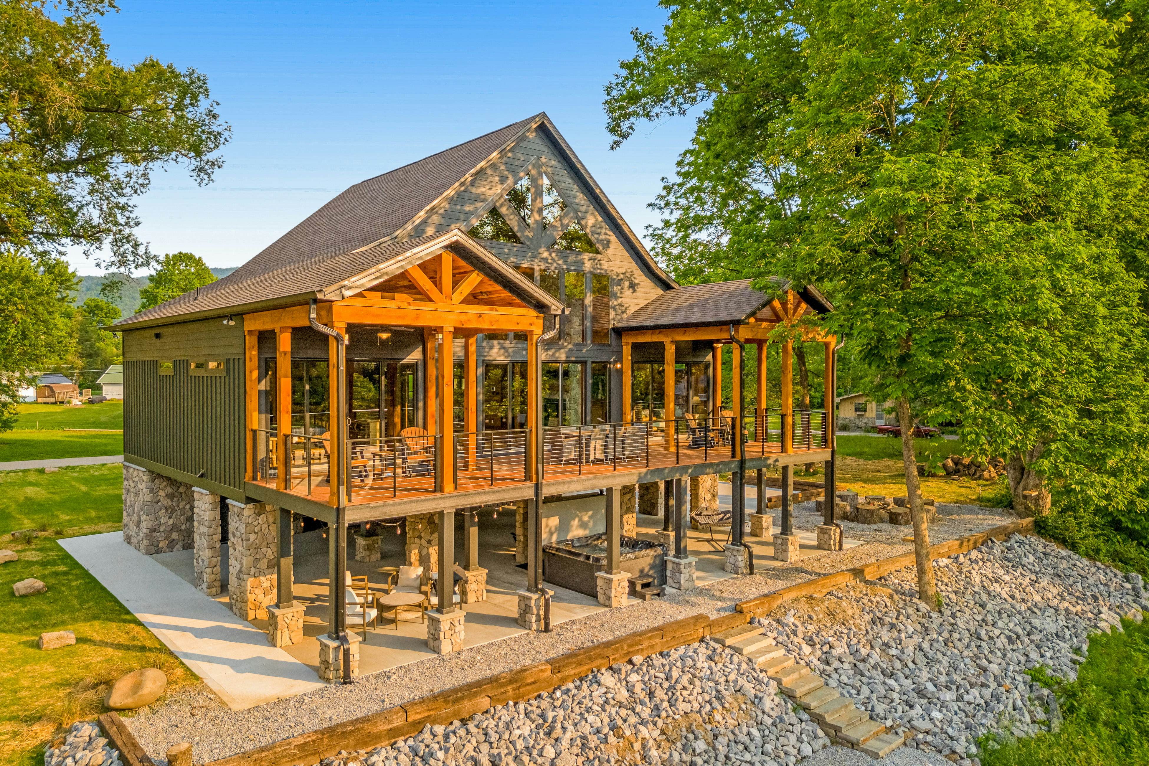 Highly Rated New Riverfront Cabin. Full of Windows, Hot Tub, Pool Table, Sleeps 12