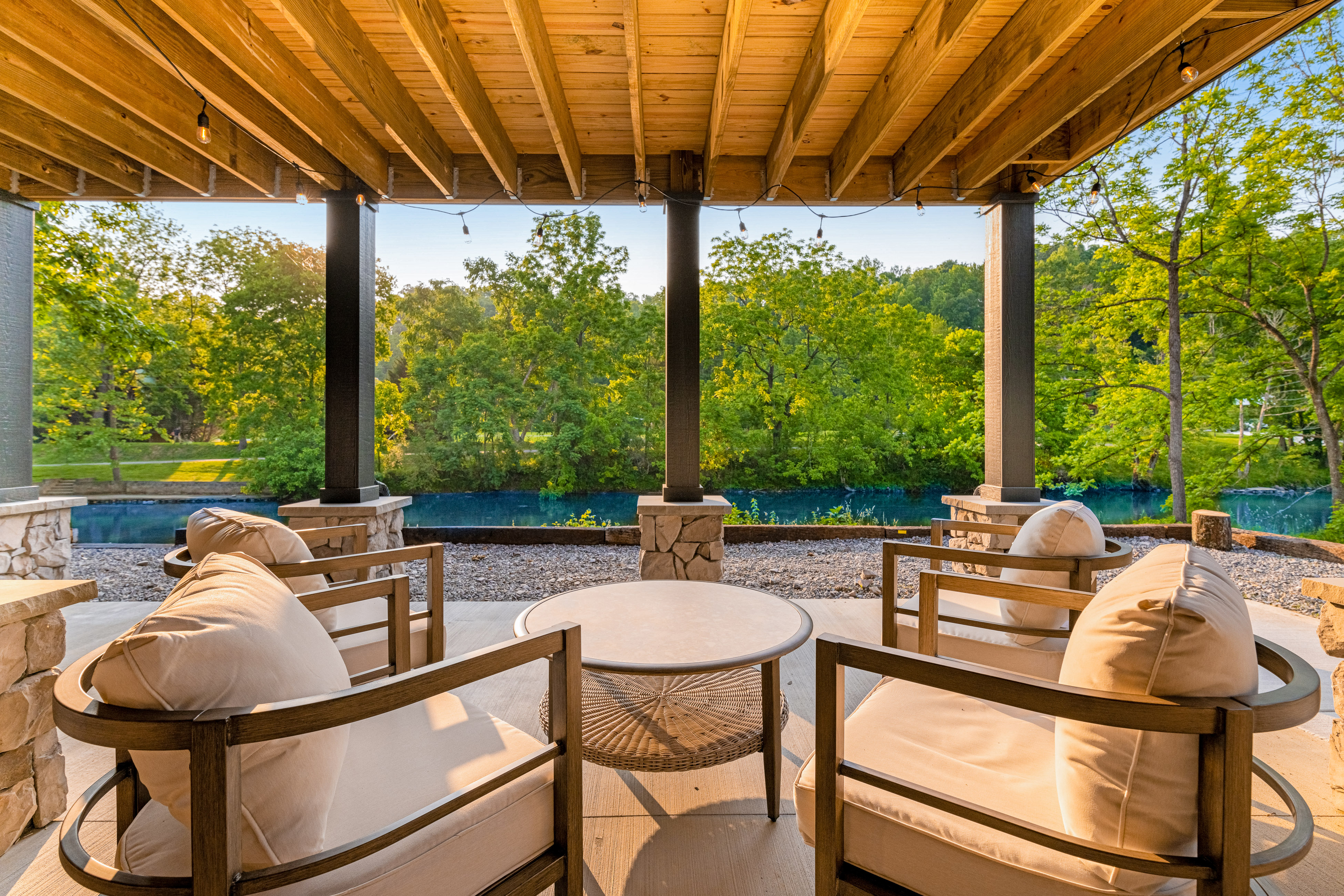 Highly Rated New Riverfront Cabin. Full of Windows, Hot Tub, Pool Table, Sleeps 12