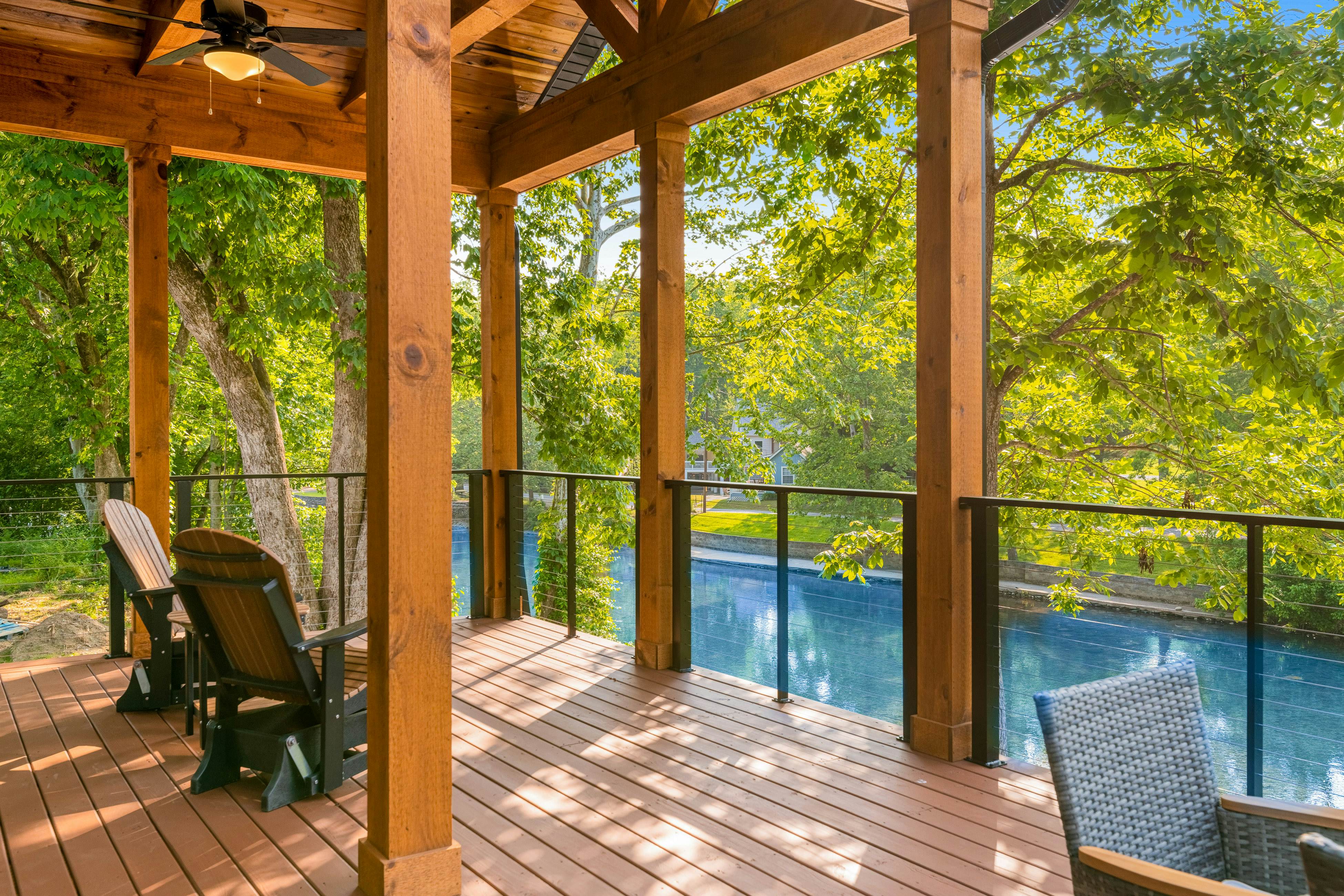 Highly Rated New Riverfront Cabin. Full of Windows, Hot Tub, Pool Table, Sleeps 12