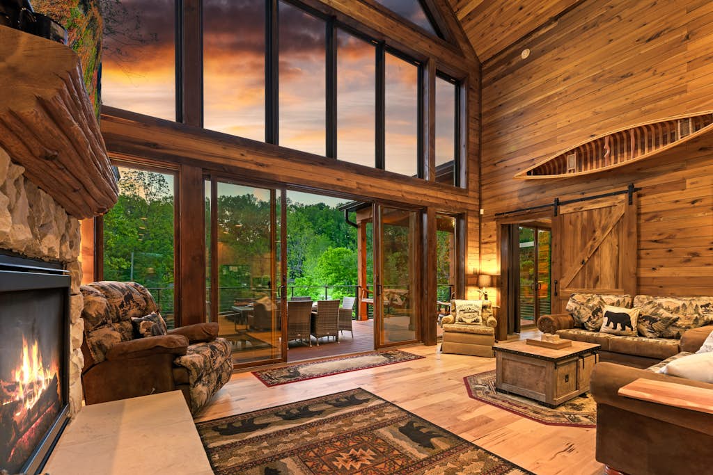 Highly Rated New Riverfront Cabin, Full of Windows, Hot Tub, Pool Table, Sleeps 12