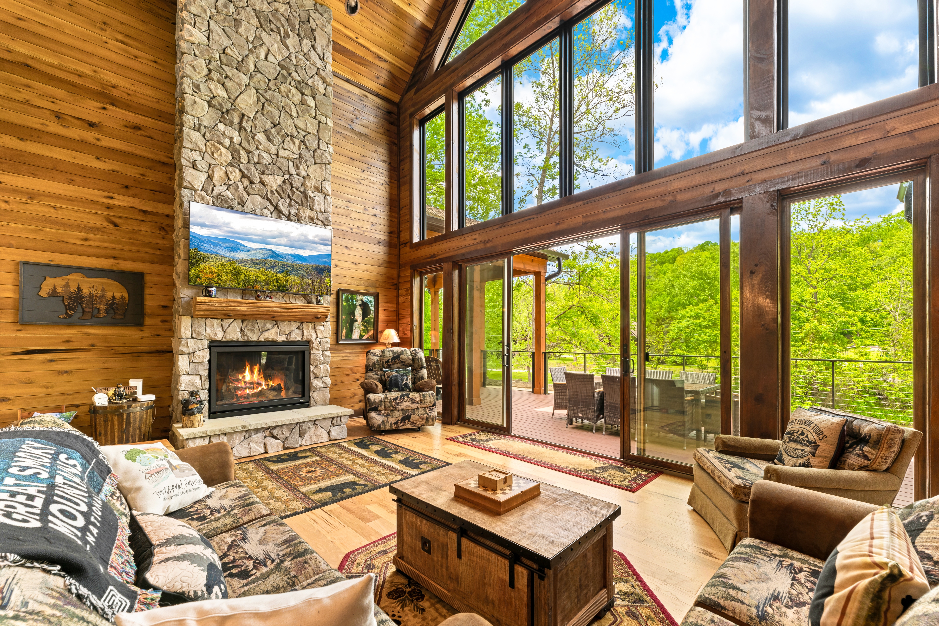 Highly Rated New Riverfront Cabin. Full of Windows, Hot Tub, Pool Table, Sleeps 12