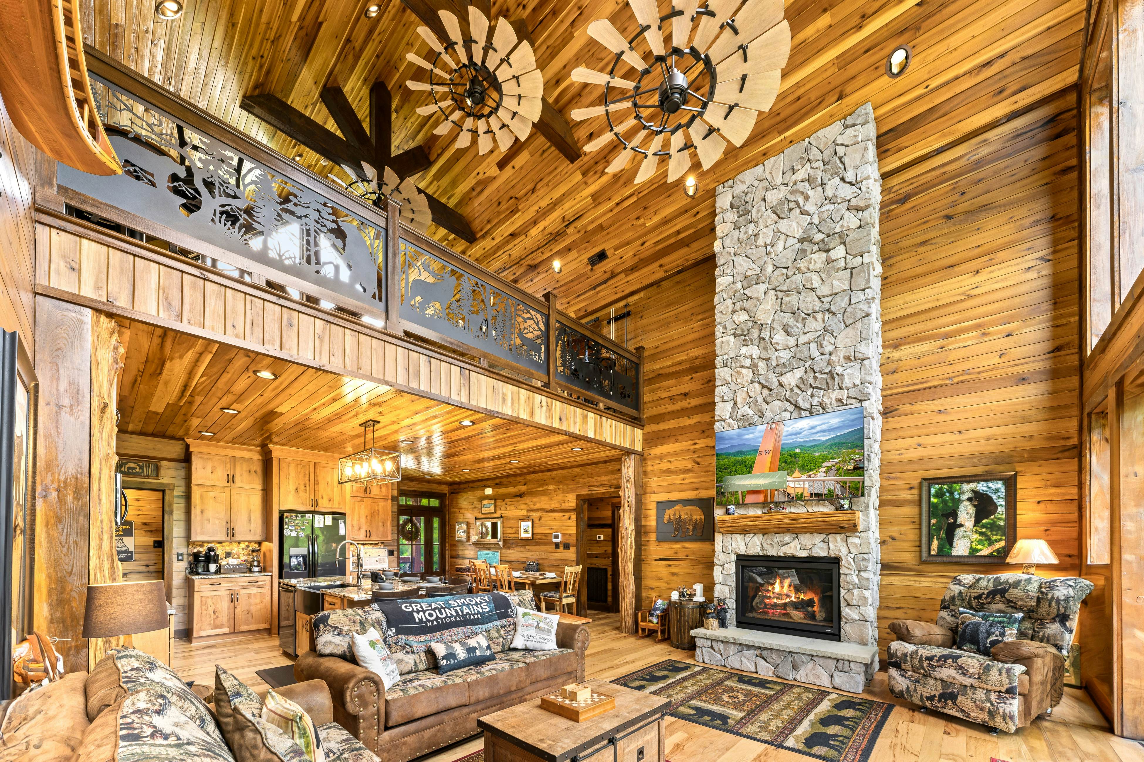 Highly Rated New Riverfront Cabin. Full of Windows, Hot Tub, Pool Table, Sleeps 12