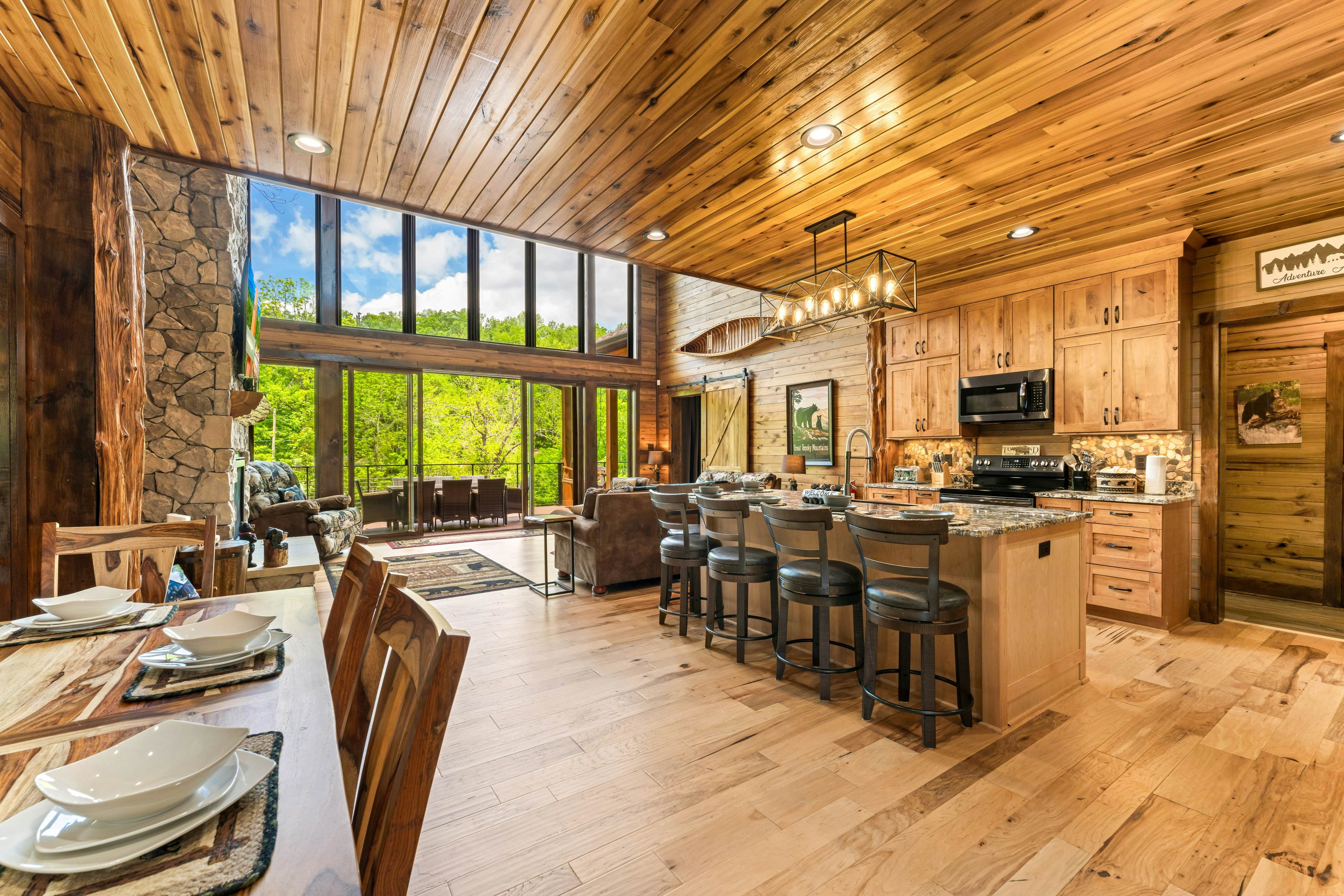 Highly Rated New Riverfront Cabin. Full of Windows, Hot Tub, Pool Table, Sleeps 12