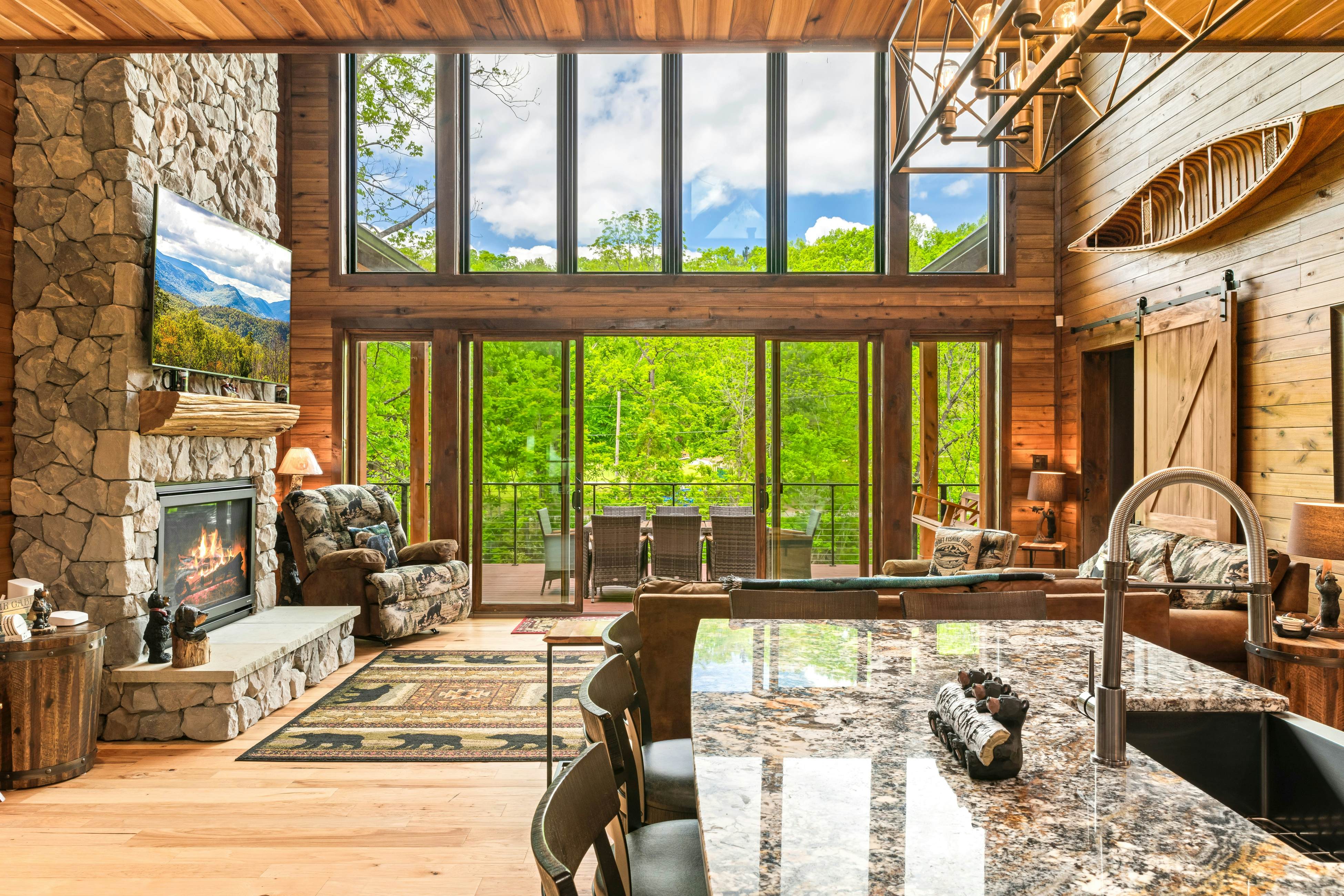 Highly Rated New Riverfront Cabin. Full of Windows, Hot Tub, Pool Table, Sleeps 12