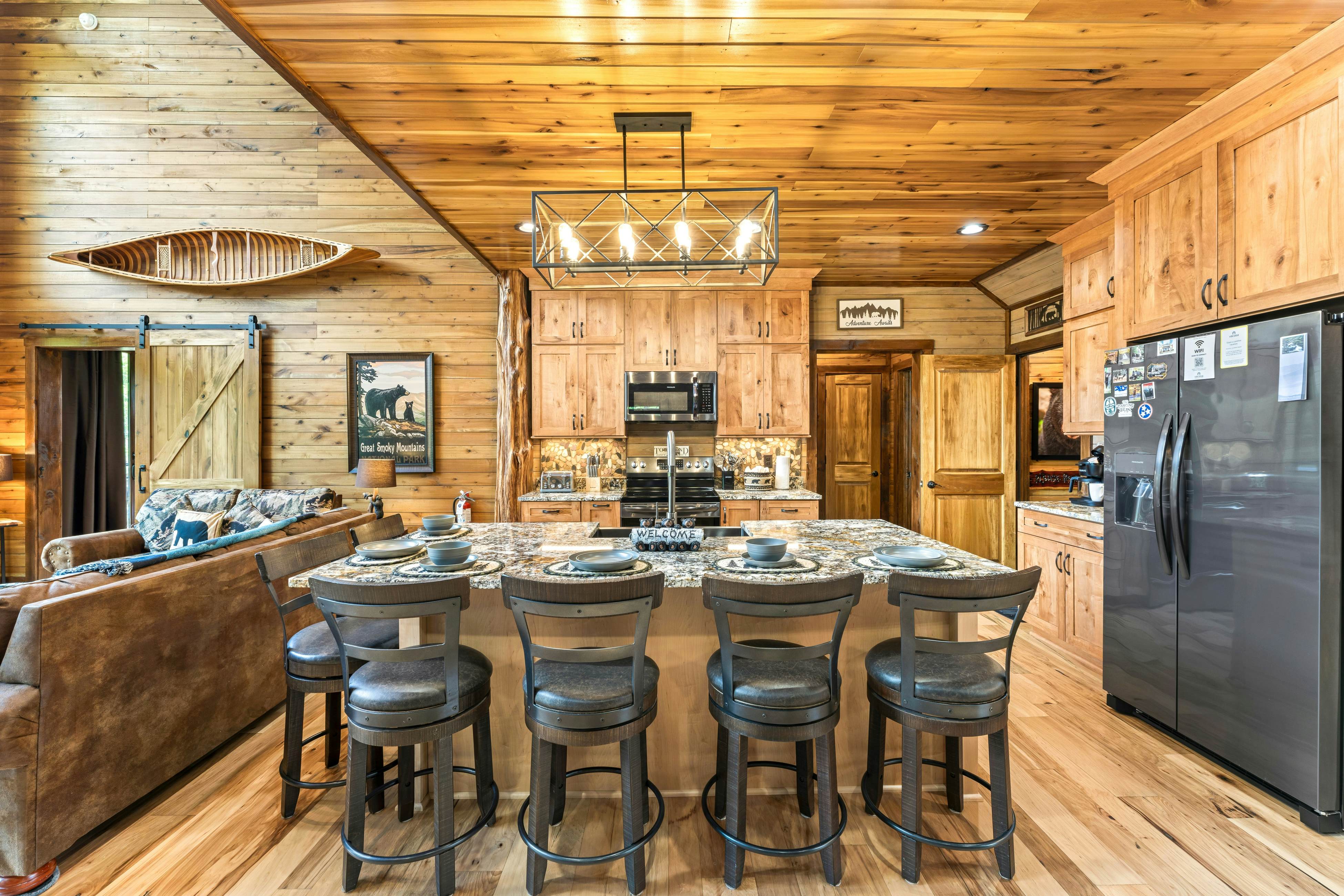 Highly Rated New Riverfront Cabin. Full of Windows, Hot Tub, Pool Table, Sleeps 12