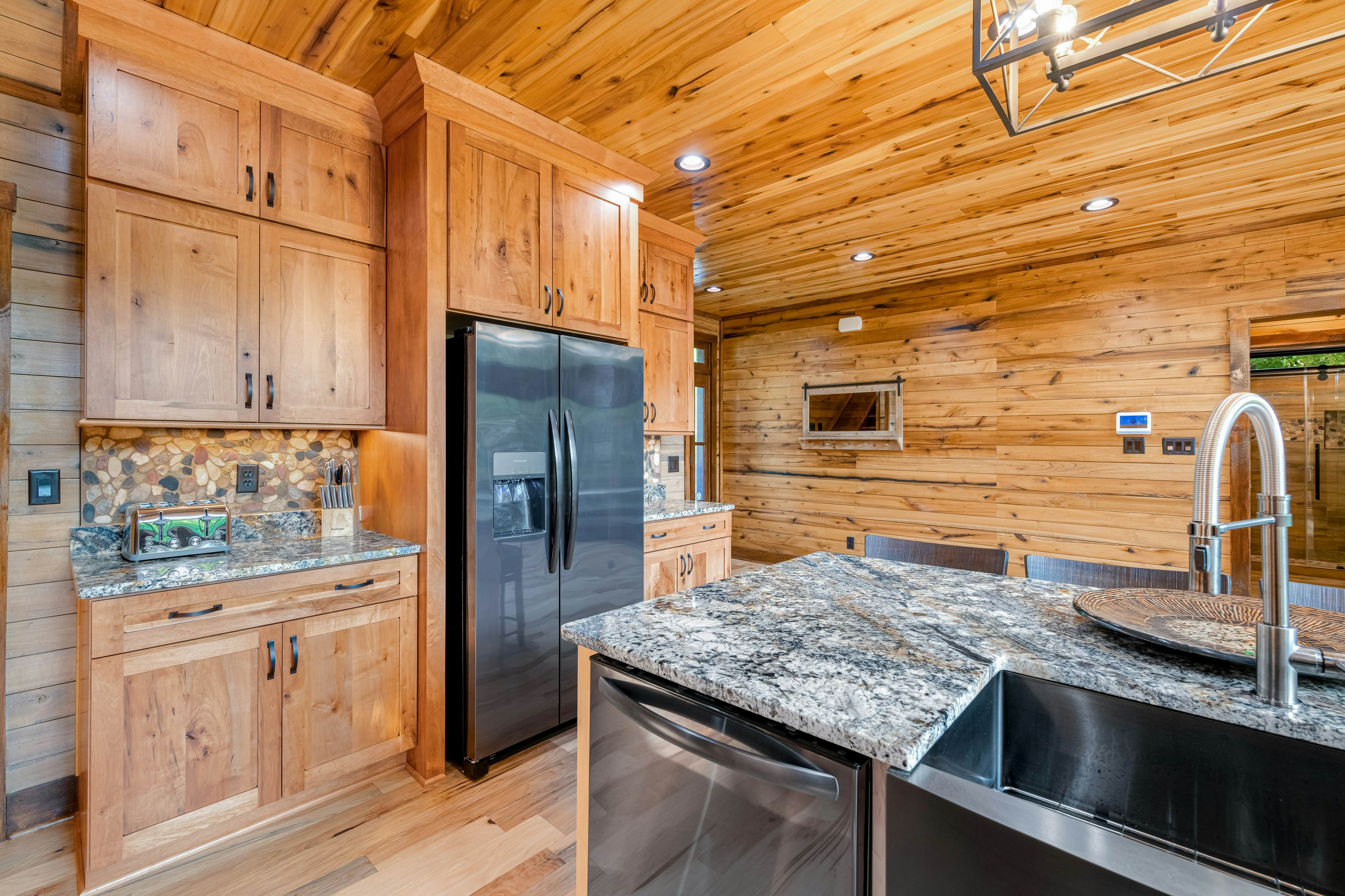 Highly Rated New Riverfront Cabin. Full of Windows, Hot Tub, Pool Table, Sleeps 12