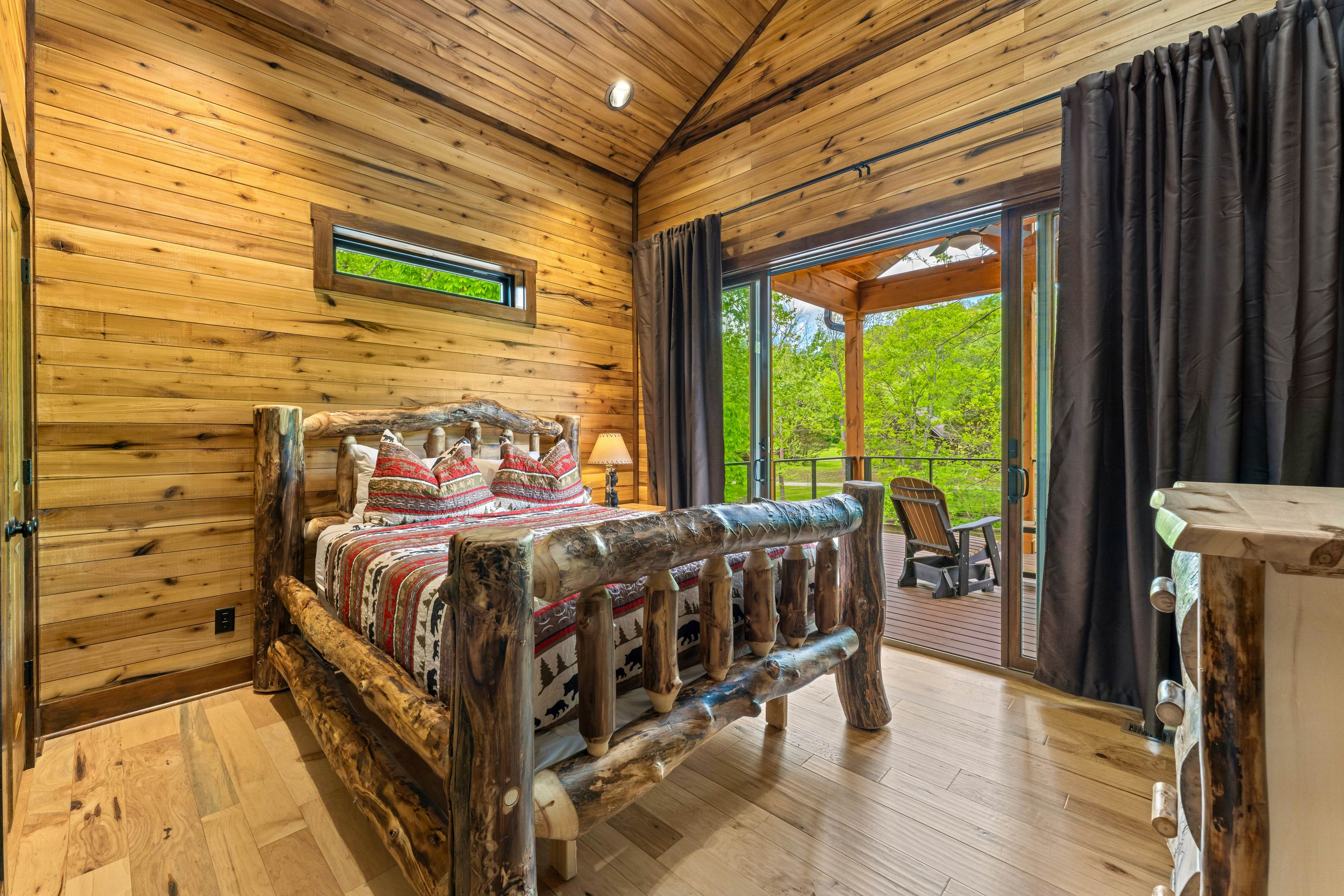 Highly Rated New Riverfront Cabin. Full of Windows, Hot Tub, Pool Table, Sleeps 12