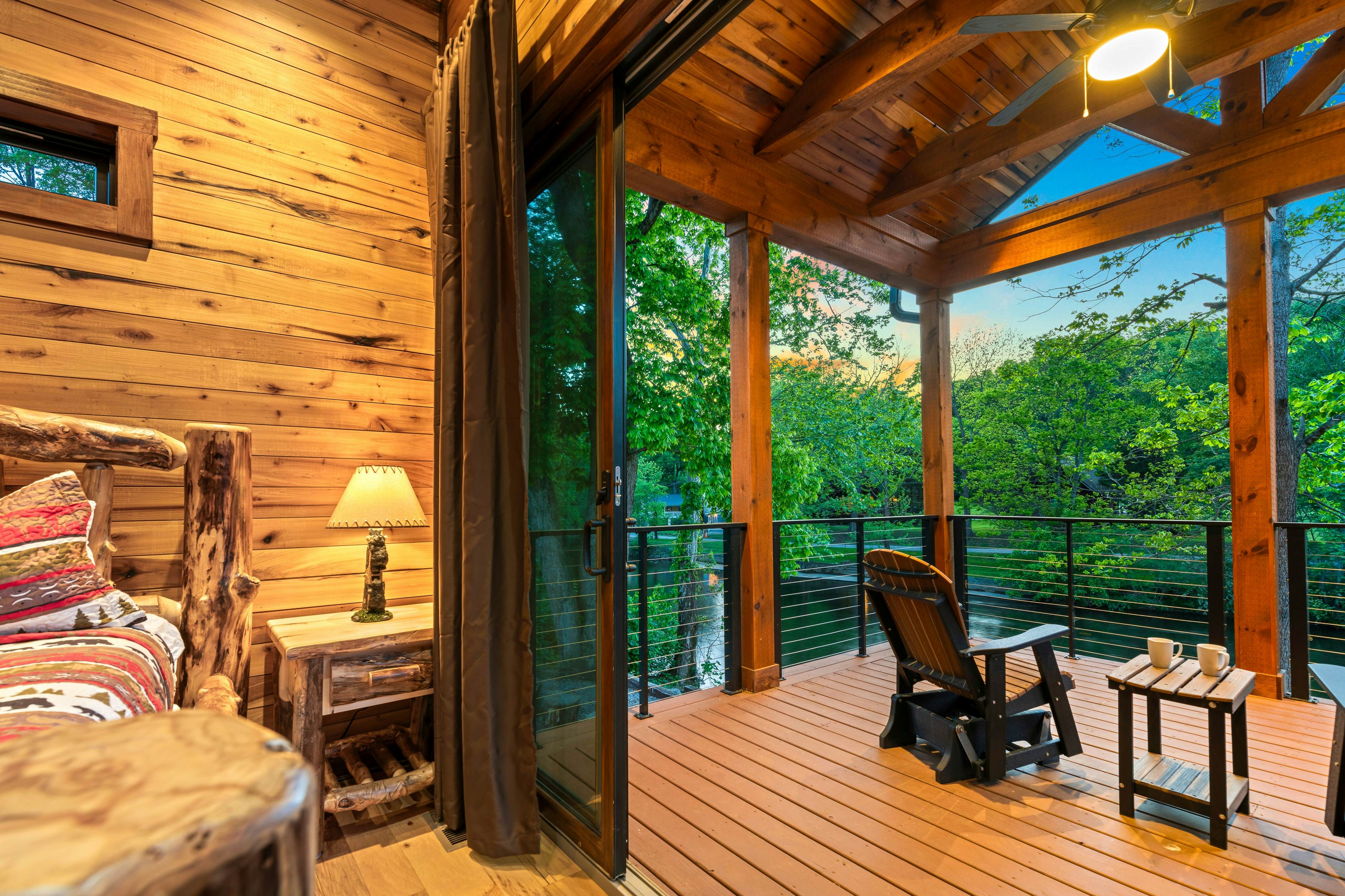 Highly Rated New Riverfront Cabin. Full of Windows, Hot Tub, Pool Table, Sleeps 12