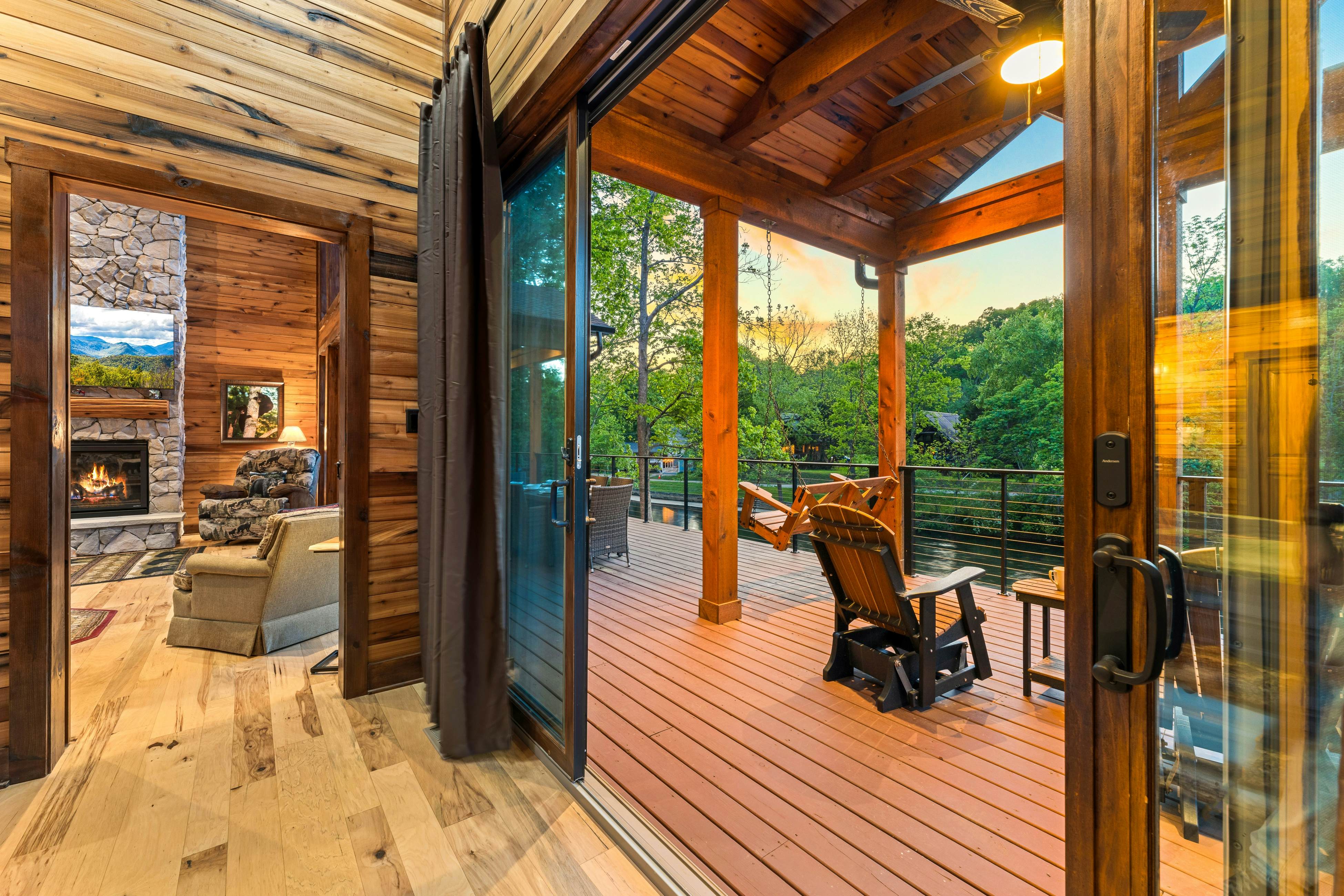 Highly Rated New Riverfront Cabin. Full of Windows, Hot Tub, Pool Table, Sleeps 12