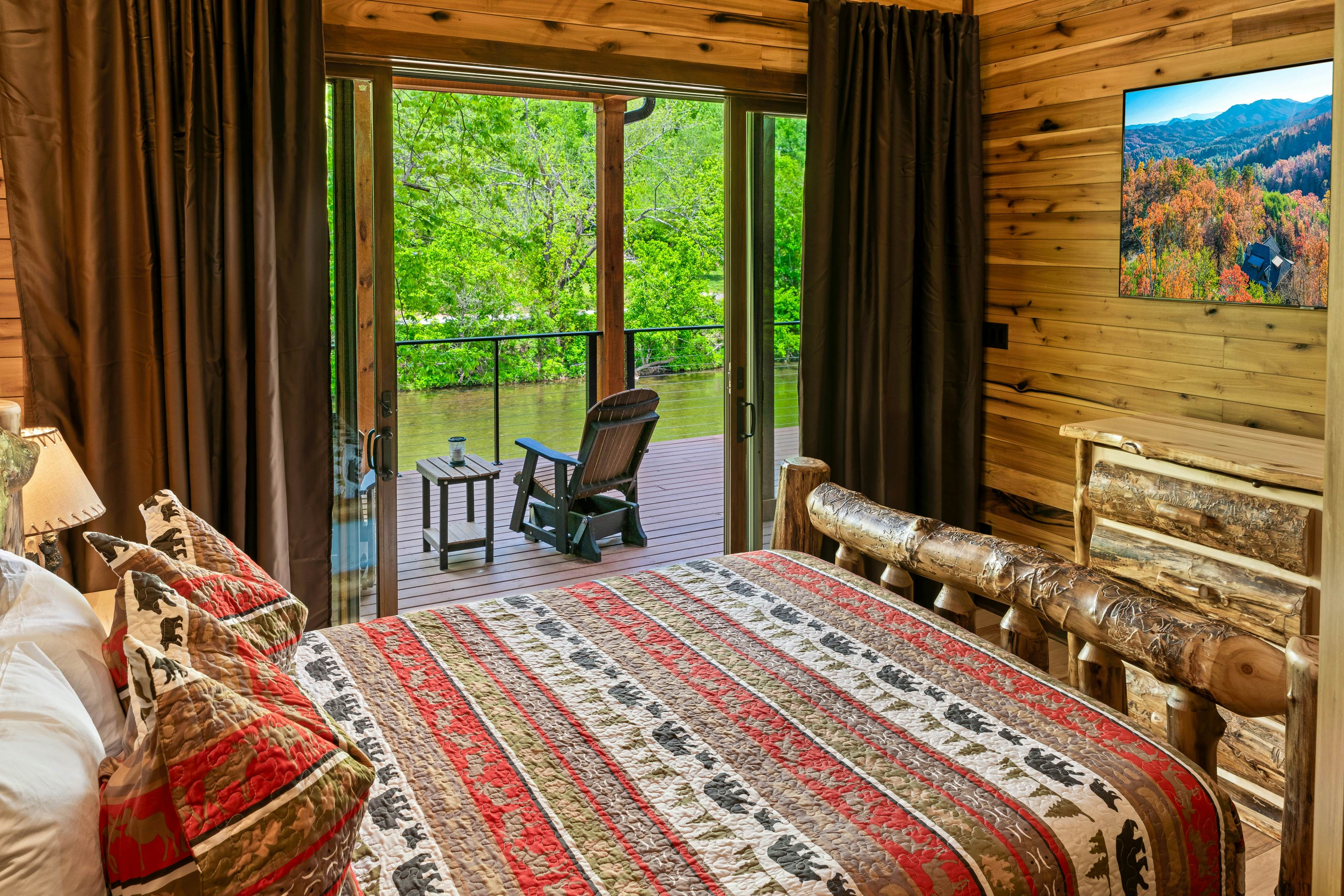 Highly Rated New Riverfront Cabin. Full of Windows, Hot Tub, Pool Table, Sleeps 12