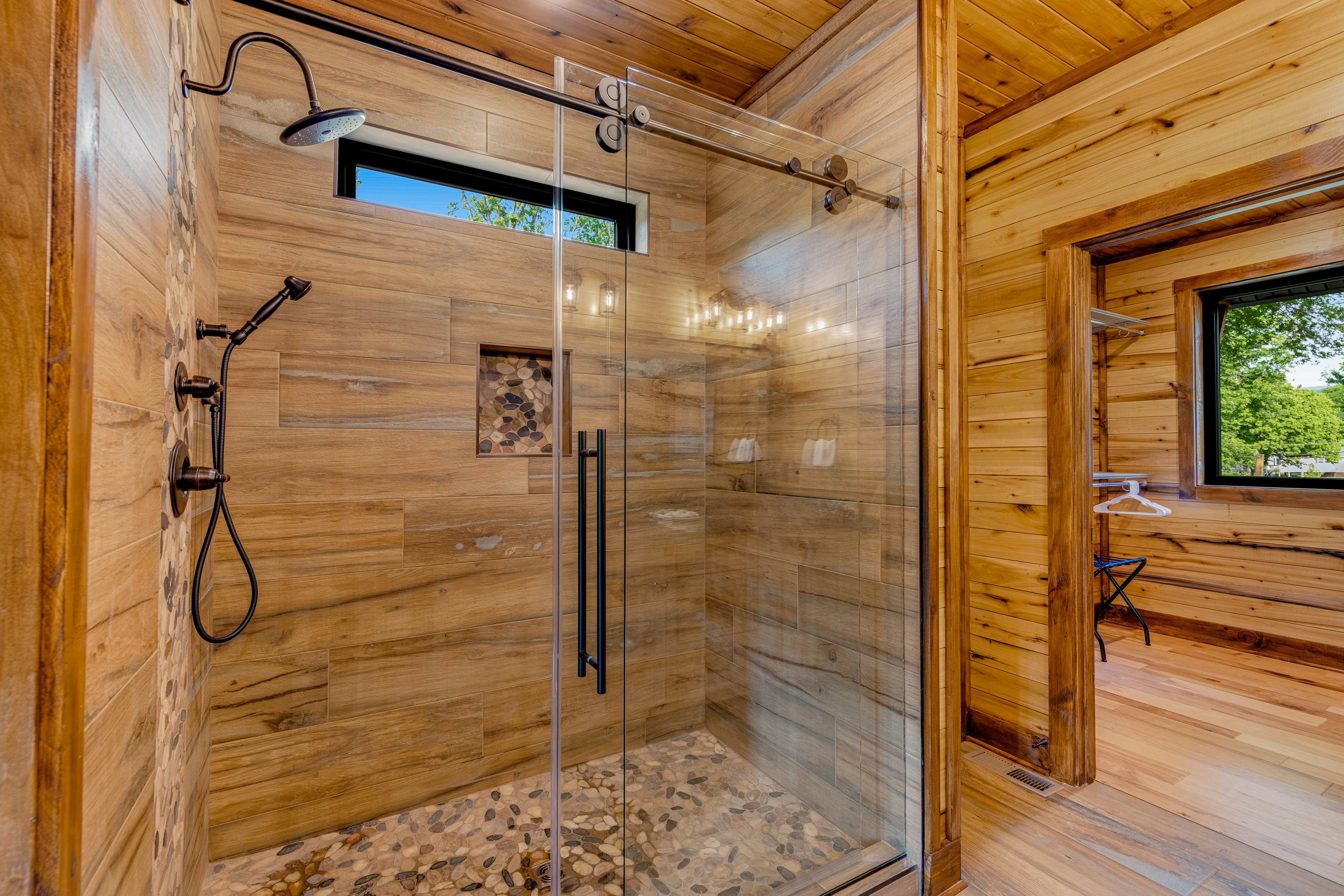 Highly Rated New Riverfront Cabin. Full of Windows, Hot Tub, Pool Table, Sleeps 12