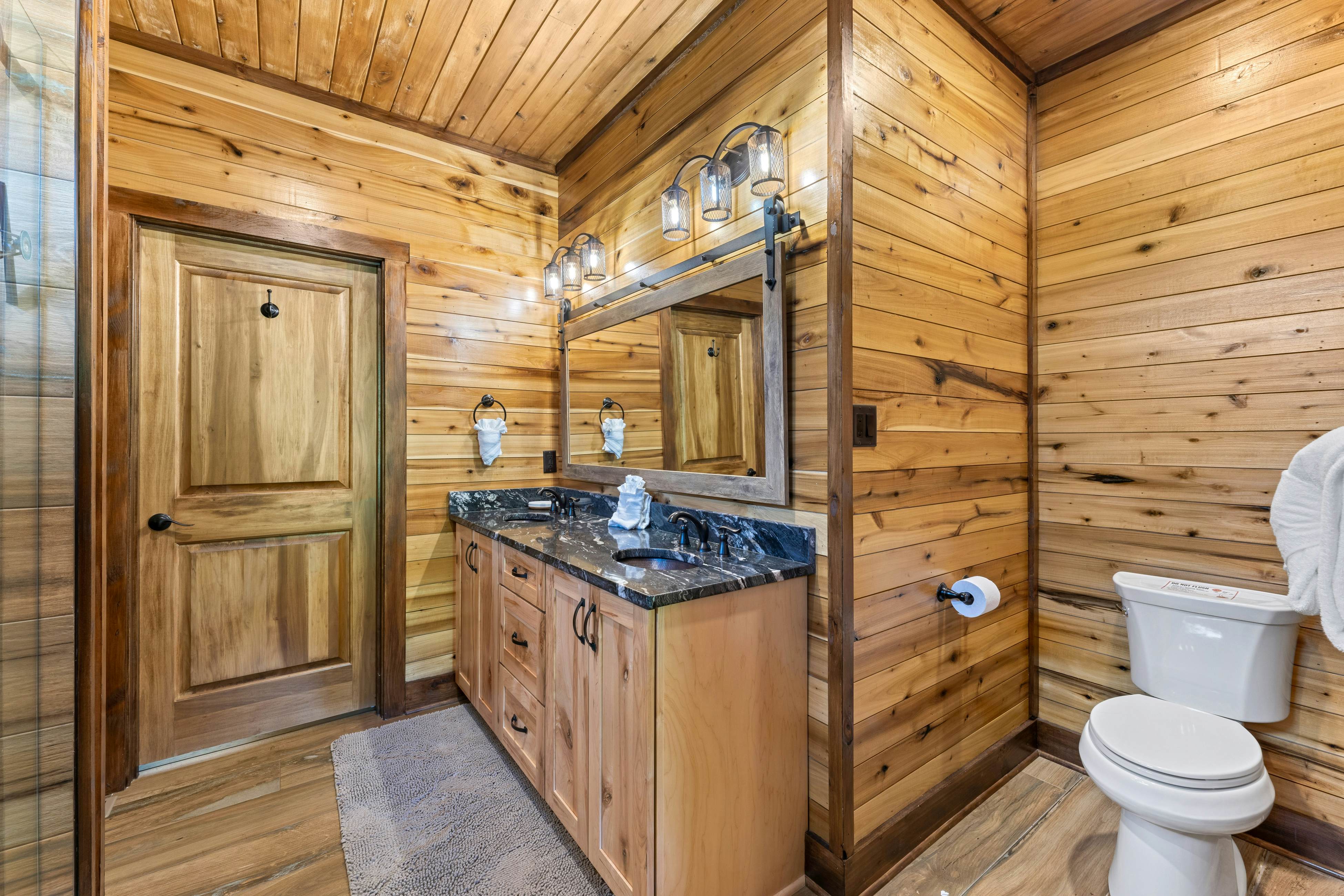 Highly Rated New Riverfront Cabin. Full of Windows, Hot Tub, Pool Table, Sleeps 12