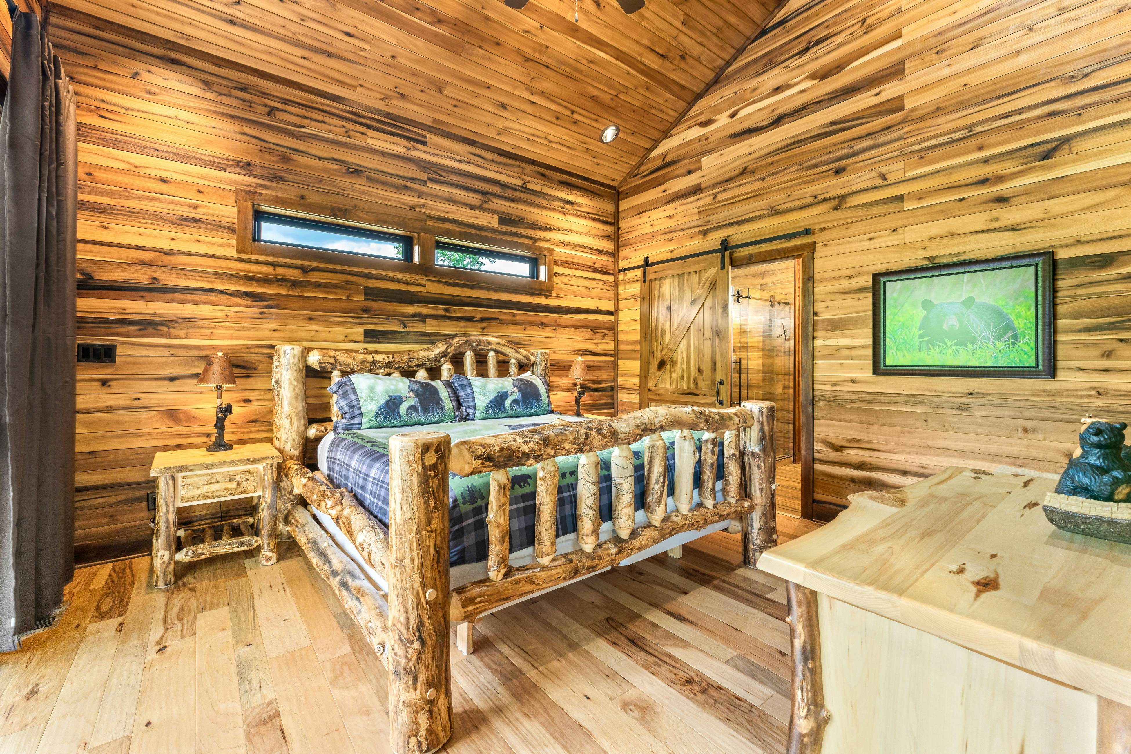 Highly Rated New Riverfront Cabin. Full of Windows, Hot Tub, Pool Table, Sleeps 12