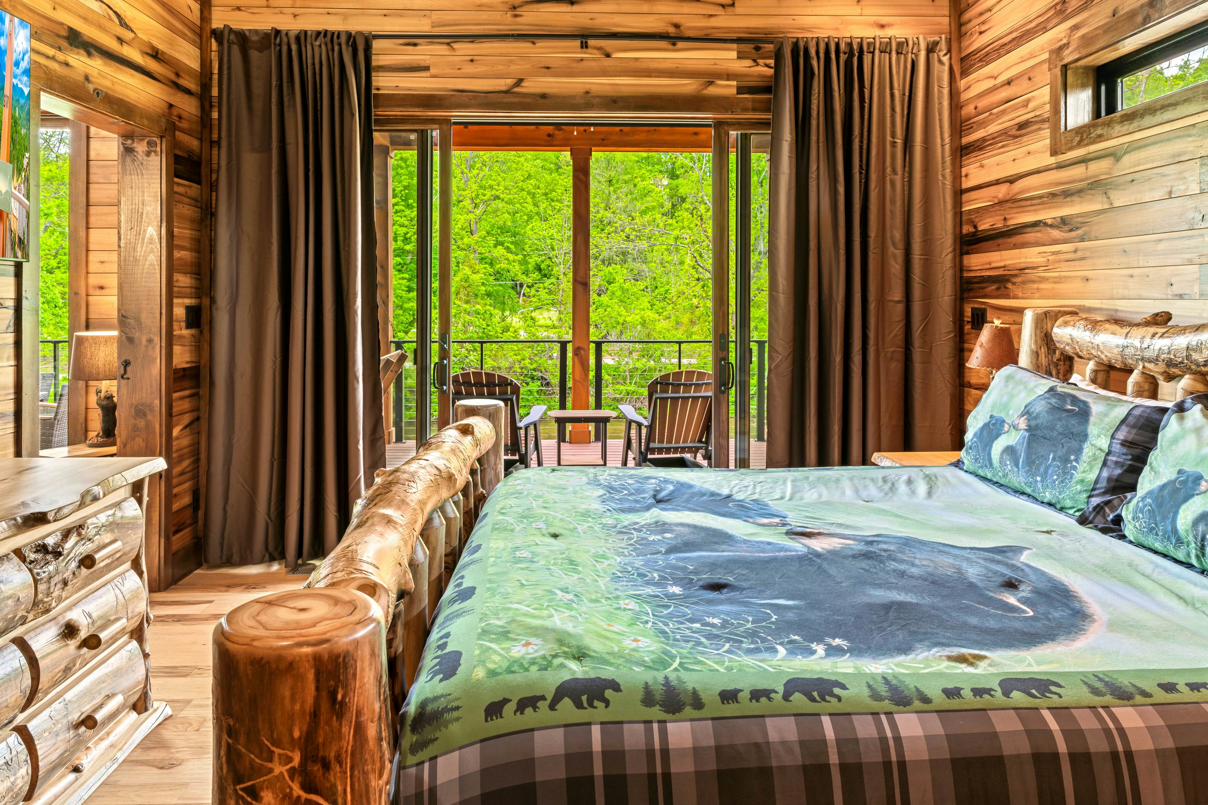 Highly Rated New Riverfront Cabin. Full of Windows, Hot Tub, Pool Table, Sleeps 12