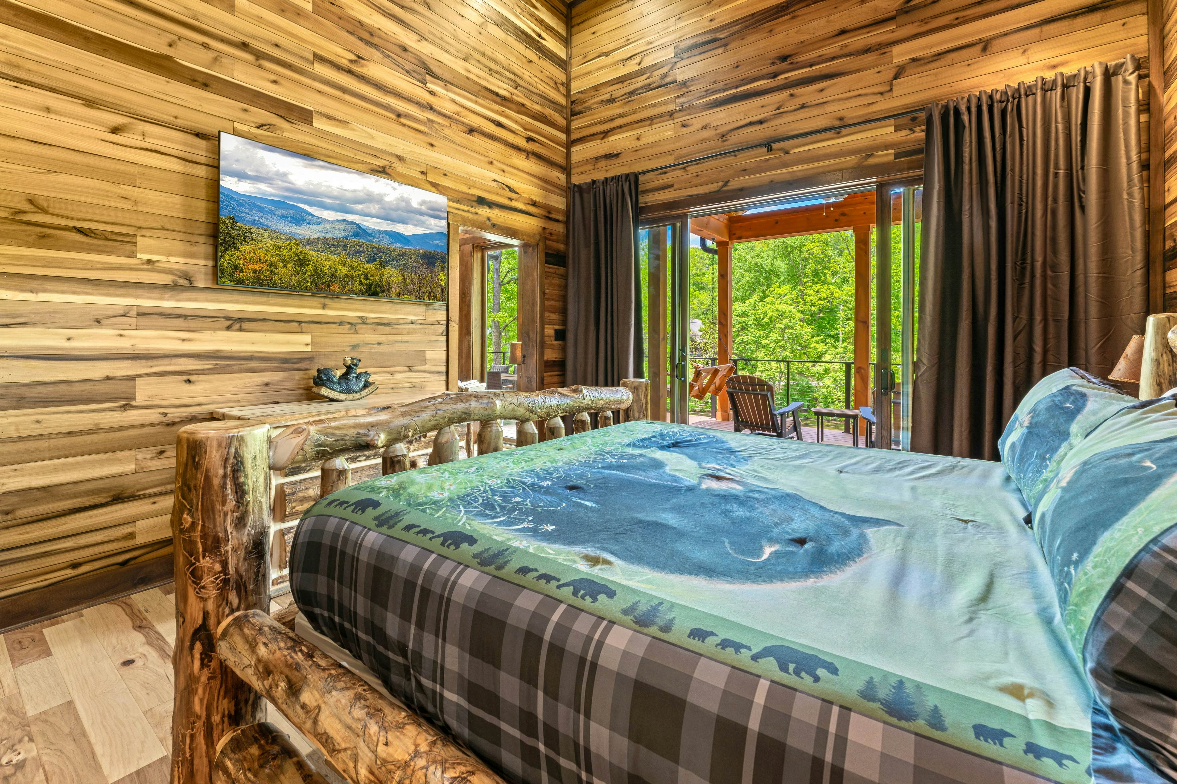 Highly Rated New Riverfront Cabin. Full of Windows, Hot Tub, Pool Table, Sleeps 12
