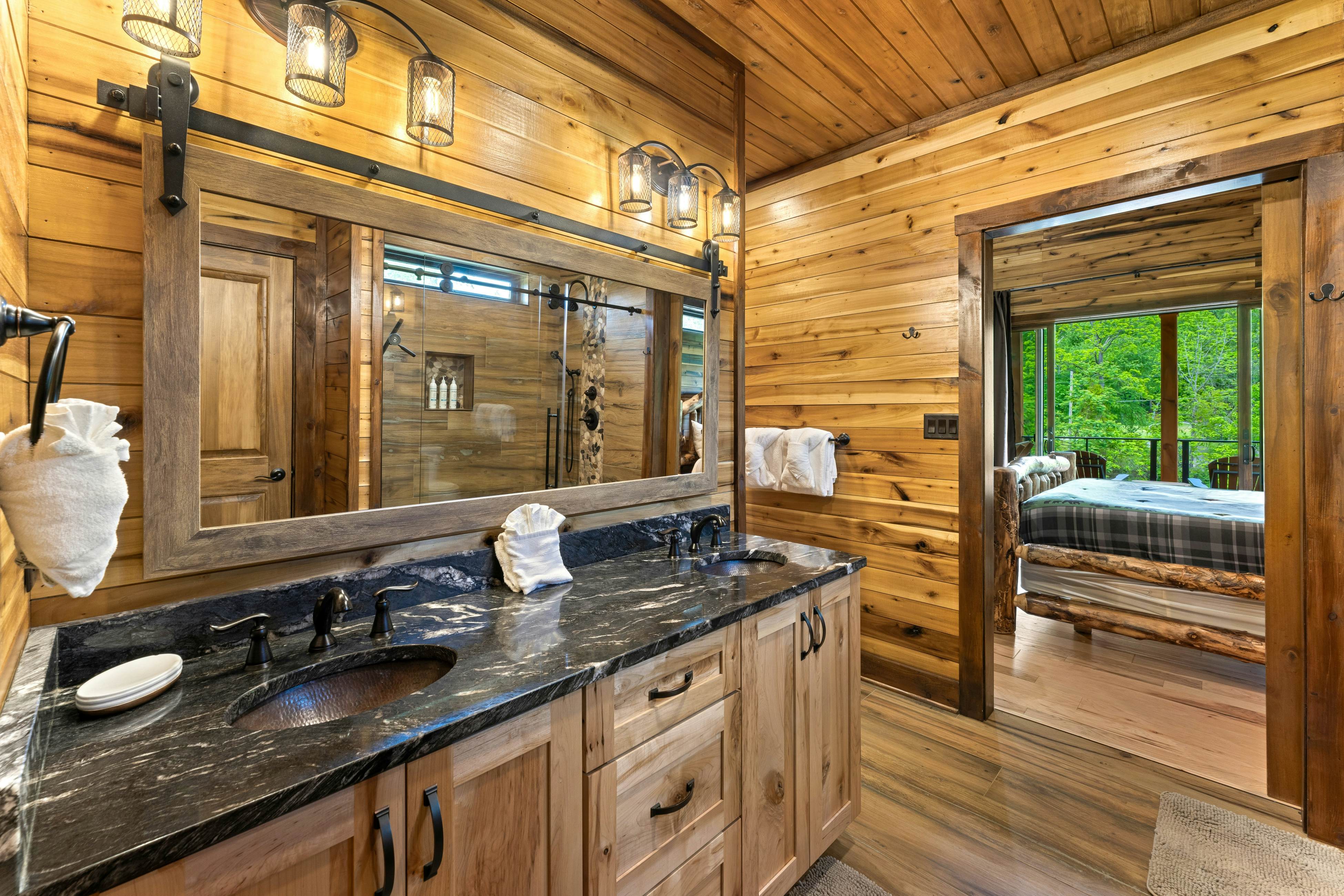 Highly Rated New Riverfront Cabin. Full of Windows, Hot Tub, Pool Table, Sleeps 12