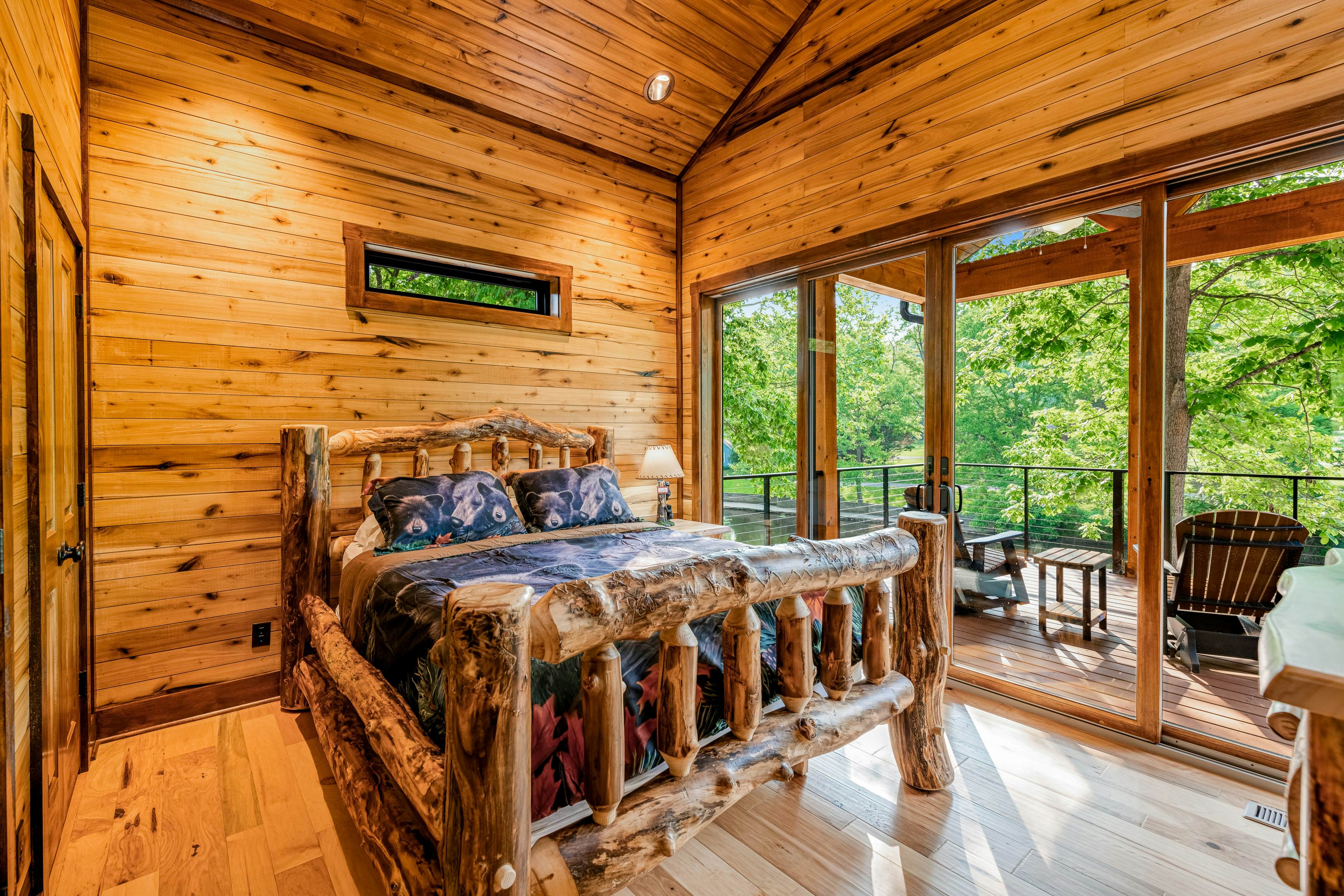 Highly Rated New Riverfront Cabin. Full of Windows, Hot Tub, Pool Table, Sleeps 12