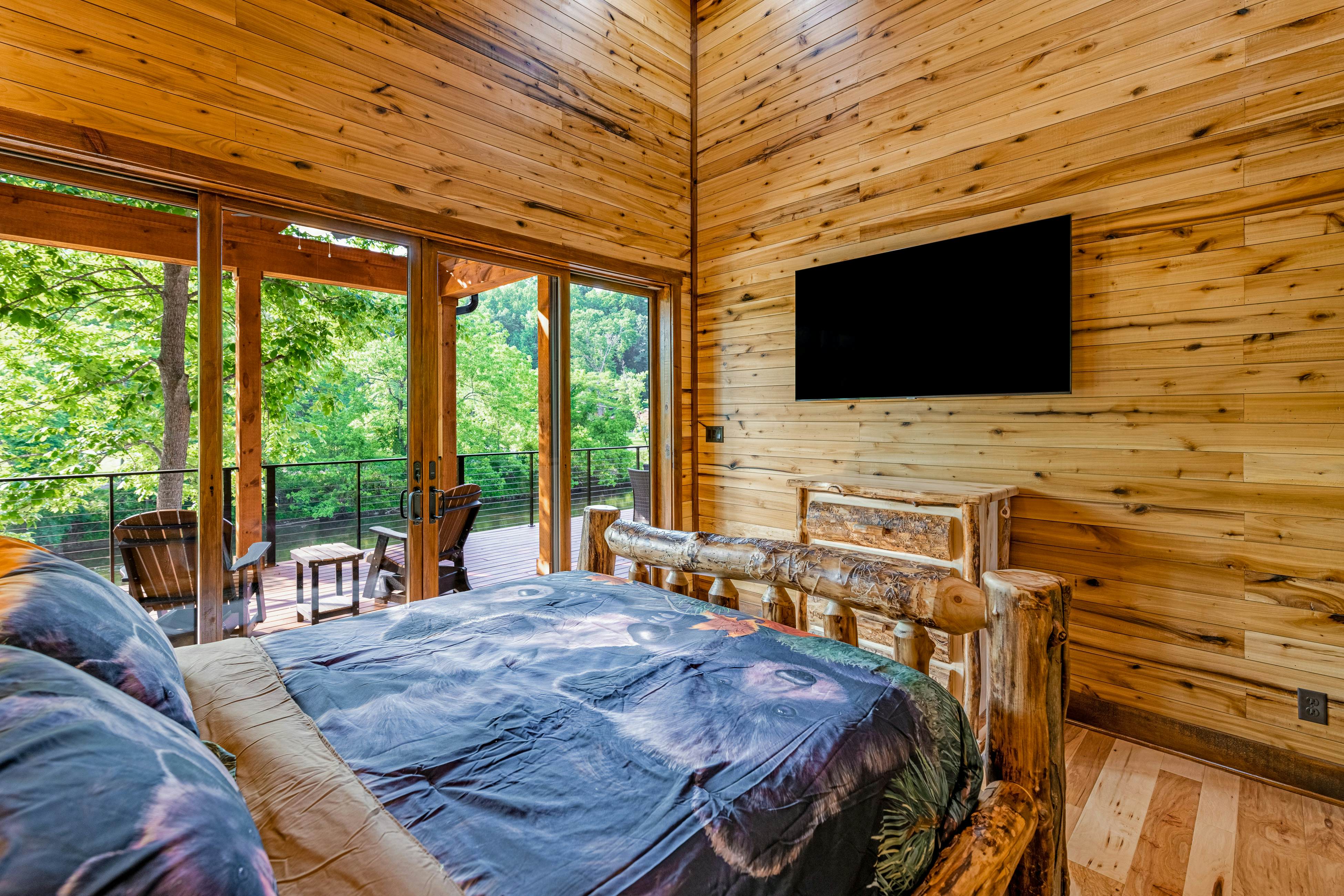 Highly Rated New Riverfront Cabin. Full of Windows, Hot Tub, Pool Table, Sleeps 12