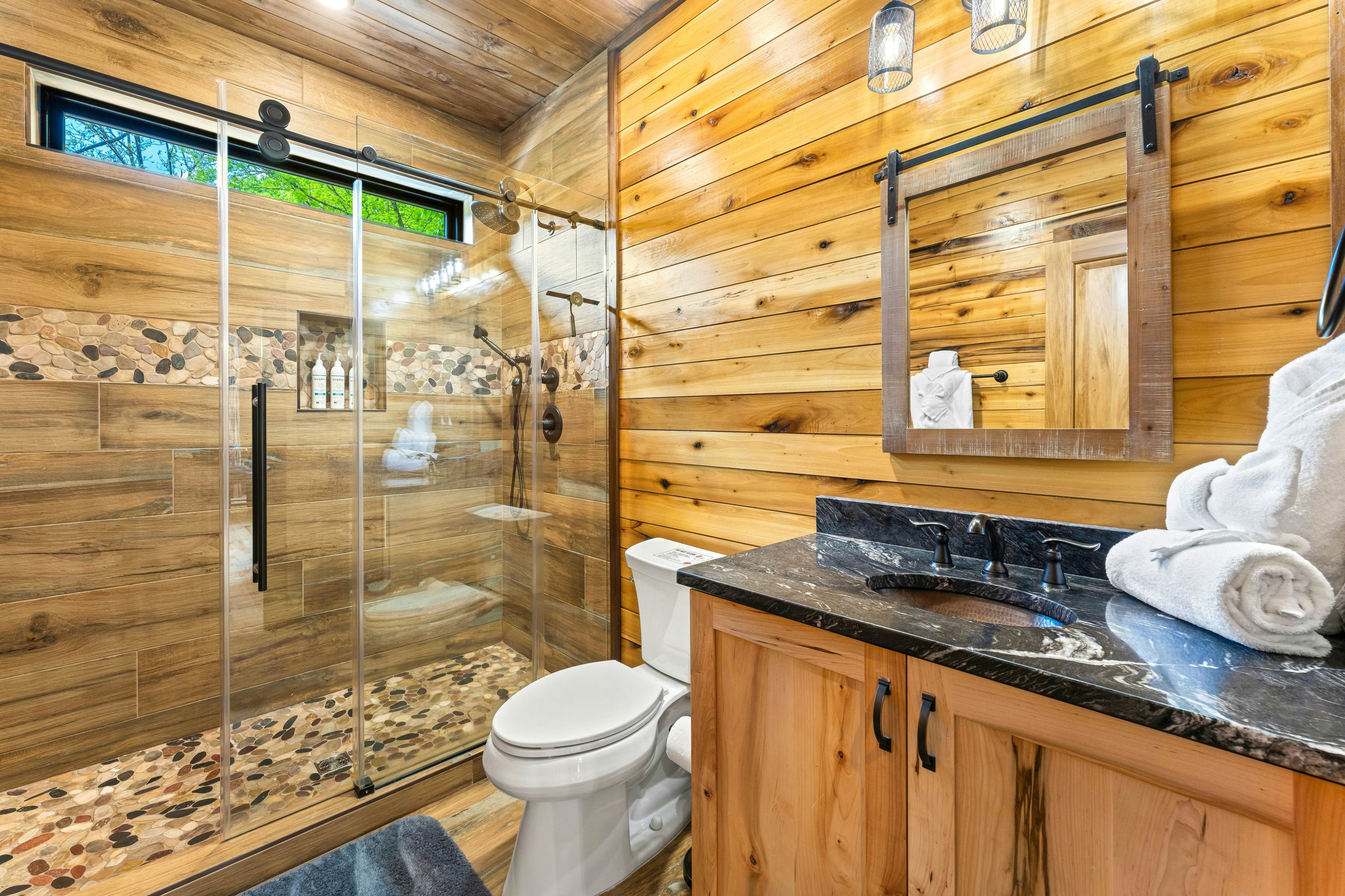 Highly Rated New Riverfront Cabin. Full of Windows, Hot Tub, Pool Table, Sleeps 12