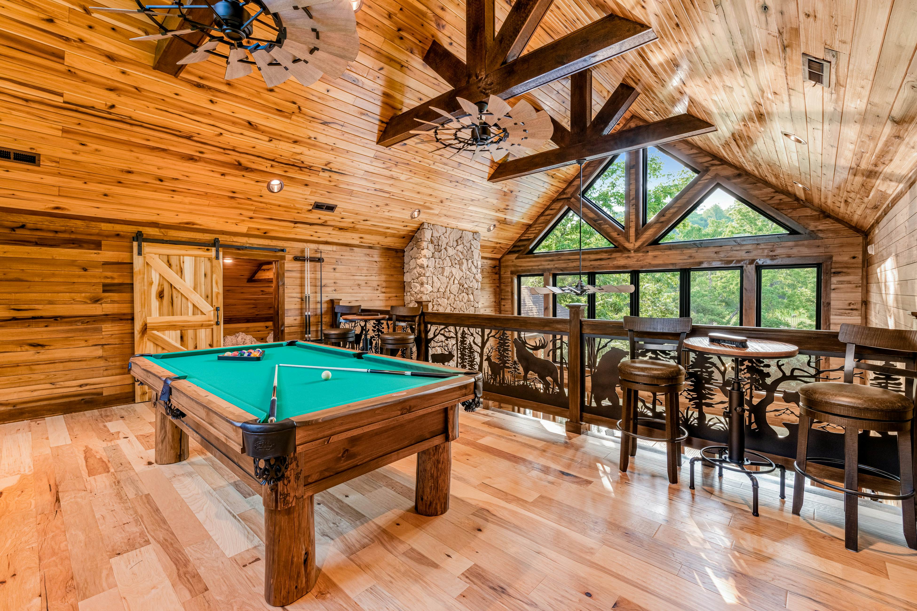 Highly Rated New Riverfront Cabin. Full of Windows, Hot Tub, Pool Table, Sleeps 12
