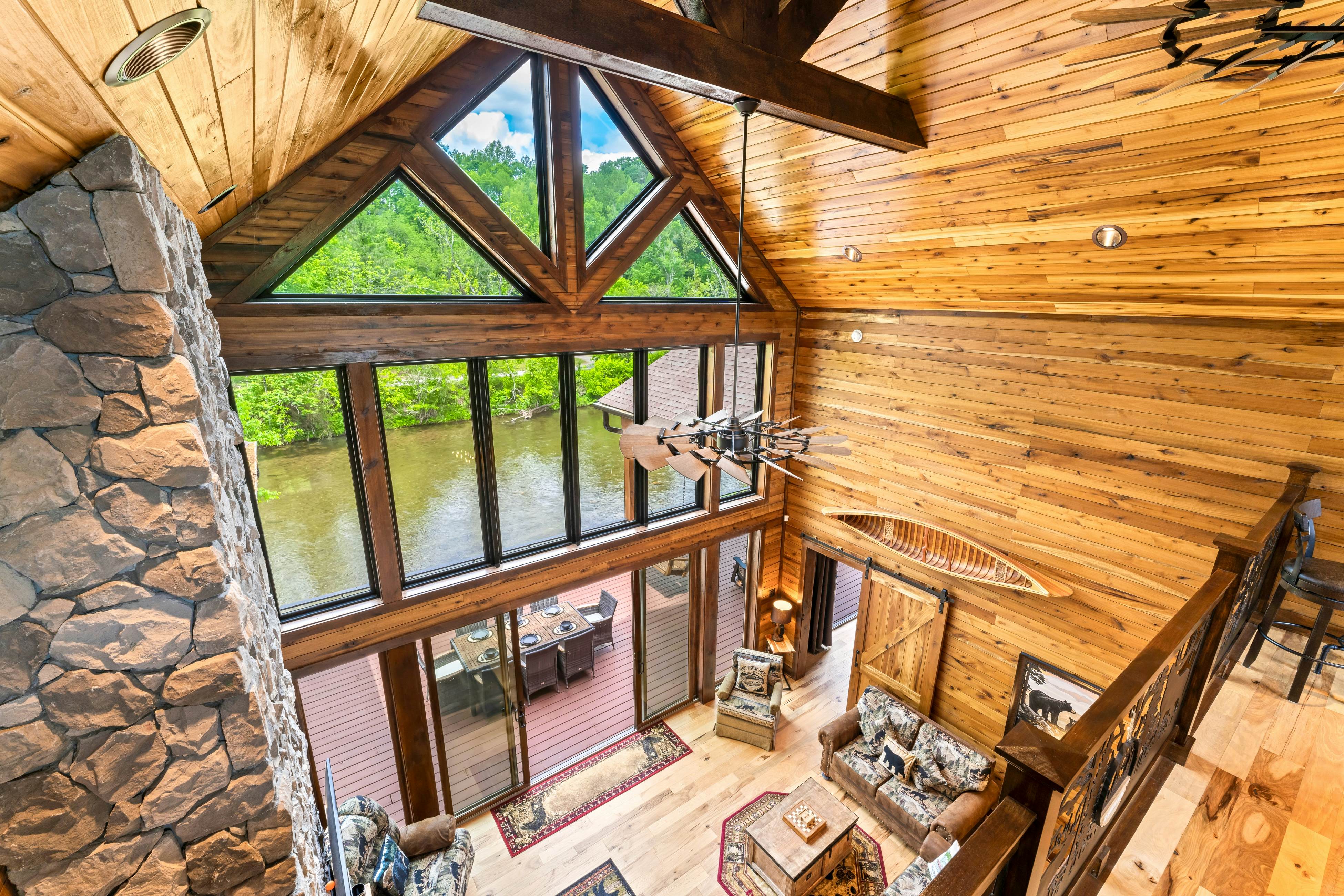 Highly Rated New Riverfront Cabin. Full of Windows, Hot Tub, Pool Table, Sleeps 12