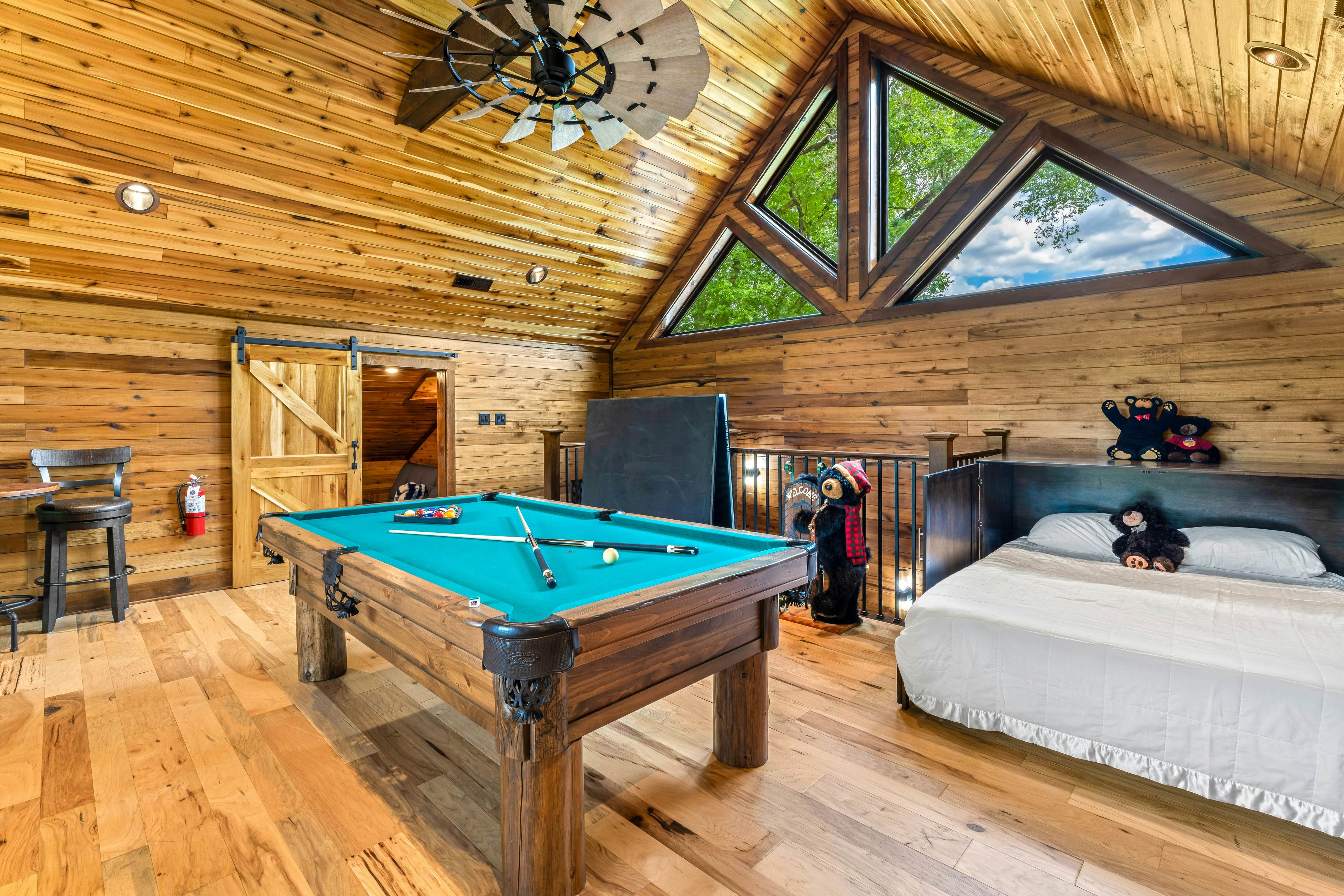 Highly Rated New Riverfront Cabin. Full of Windows, Hot Tub, Pool Table, Sleeps 12