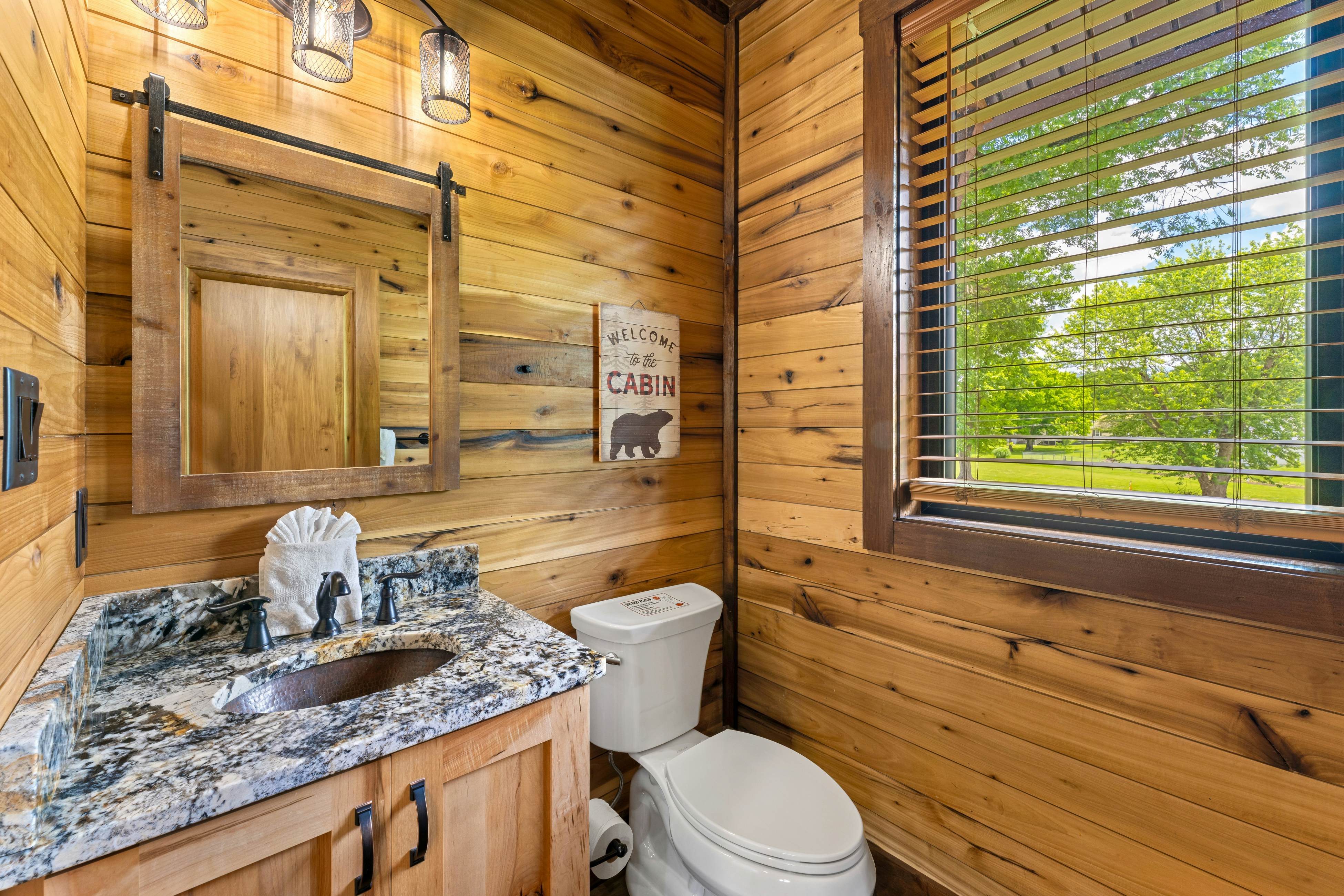 Highly Rated New Riverfront Cabin. Full of Windows, Hot Tub, Pool Table, Sleeps 12