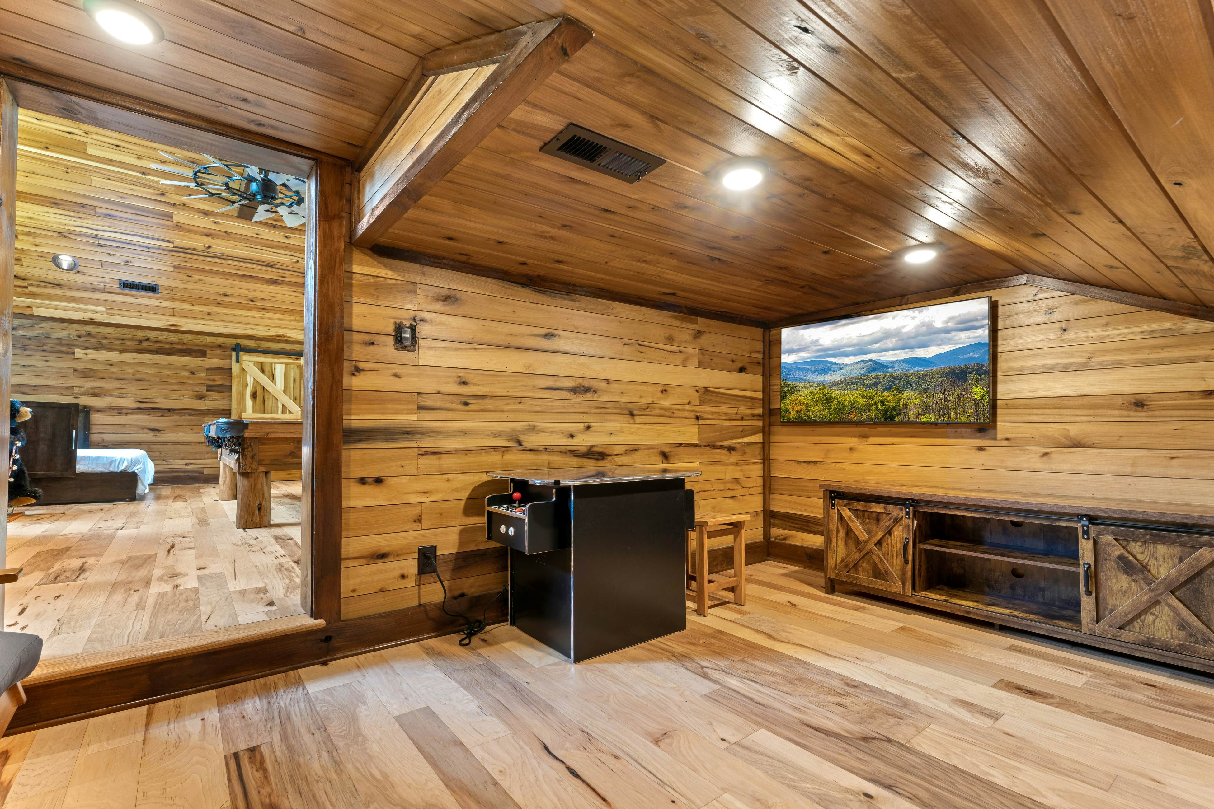 Highly Rated New Riverfront Cabin. Full of Windows, Hot Tub, Pool Table, Sleeps 12
