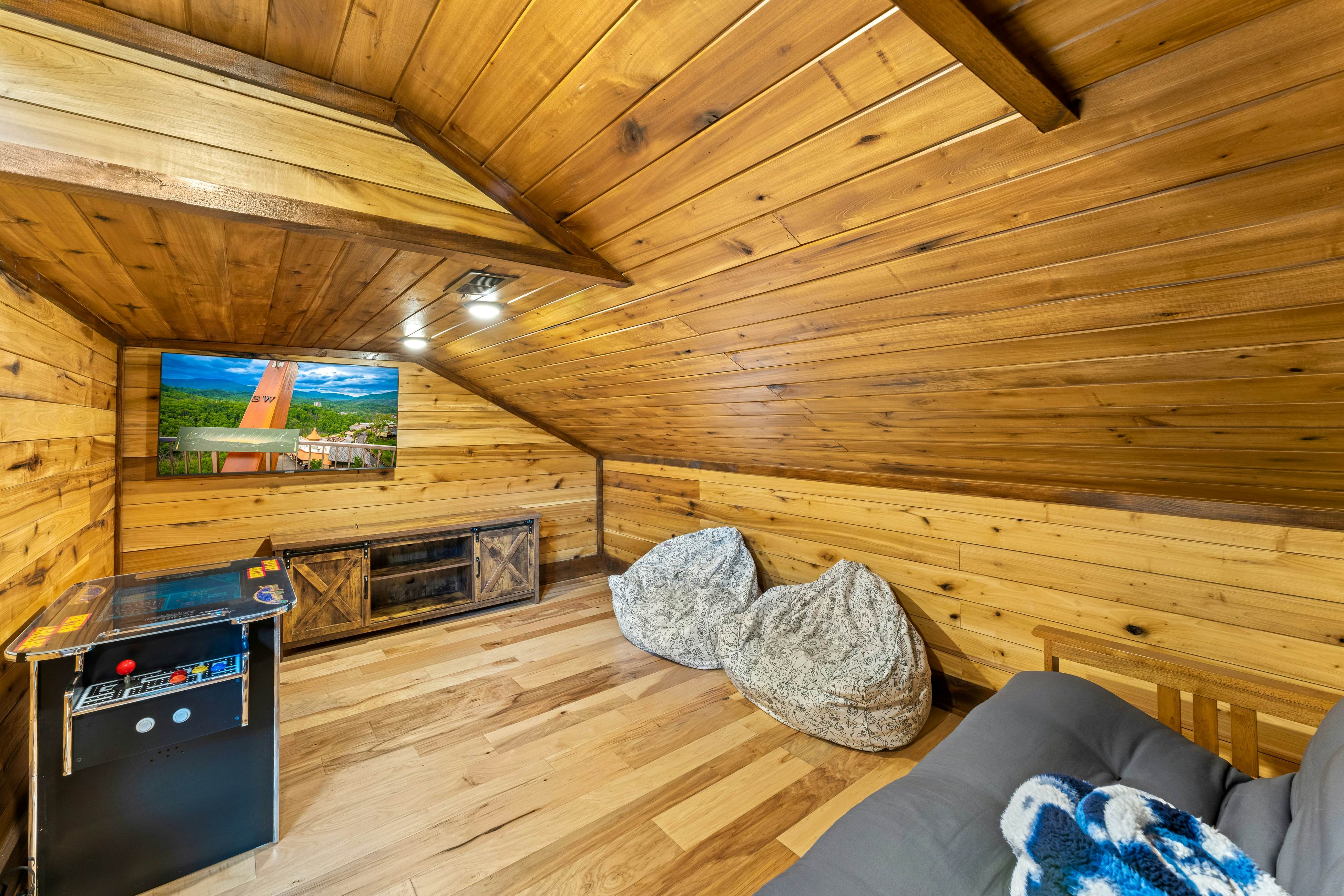 Highly Rated New Riverfront Cabin. Full of Windows, Hot Tub, Pool Table, Sleeps 12