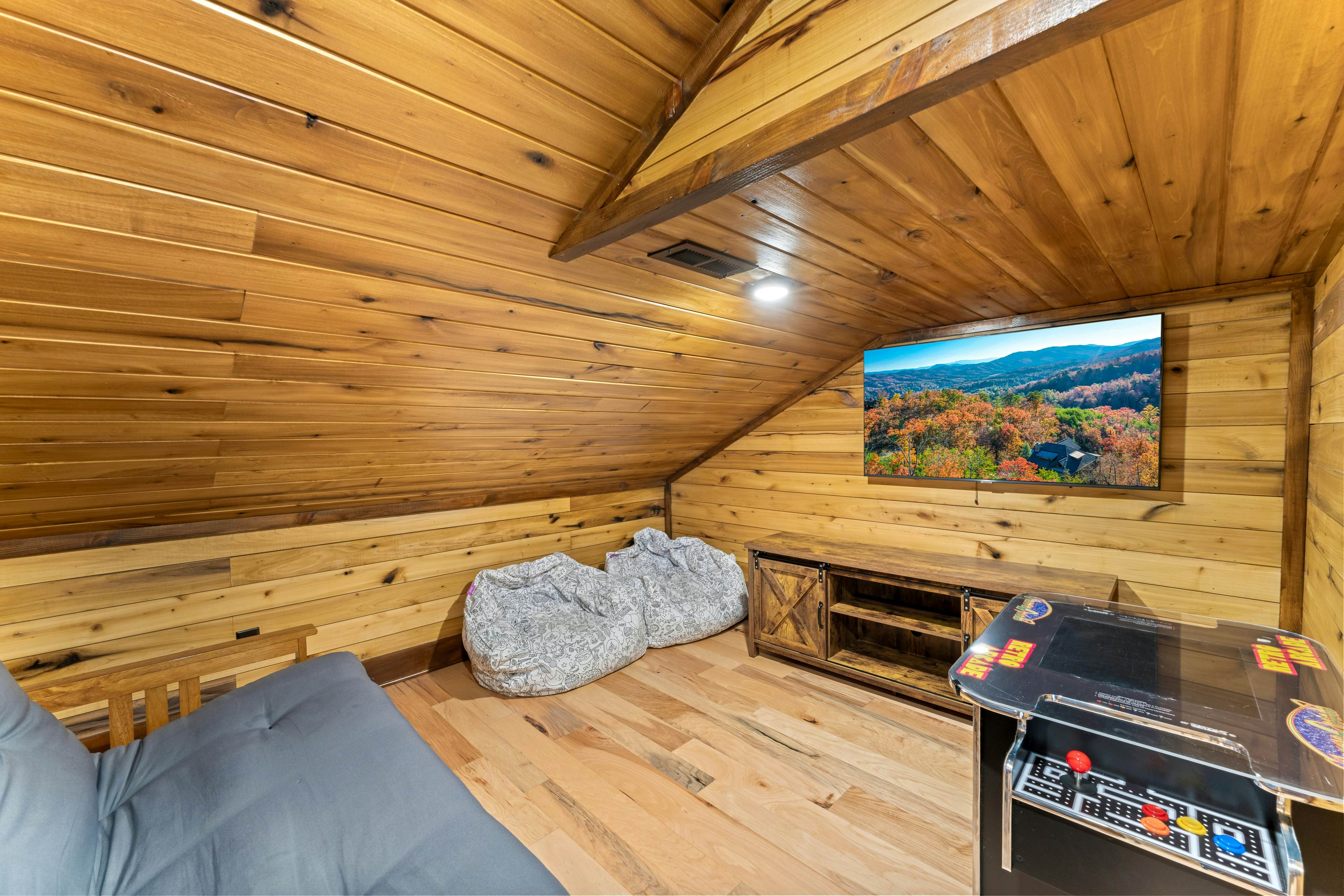 Highly Rated New Riverfront Cabin. Full of Windows, Hot Tub, Pool Table, Sleeps 12