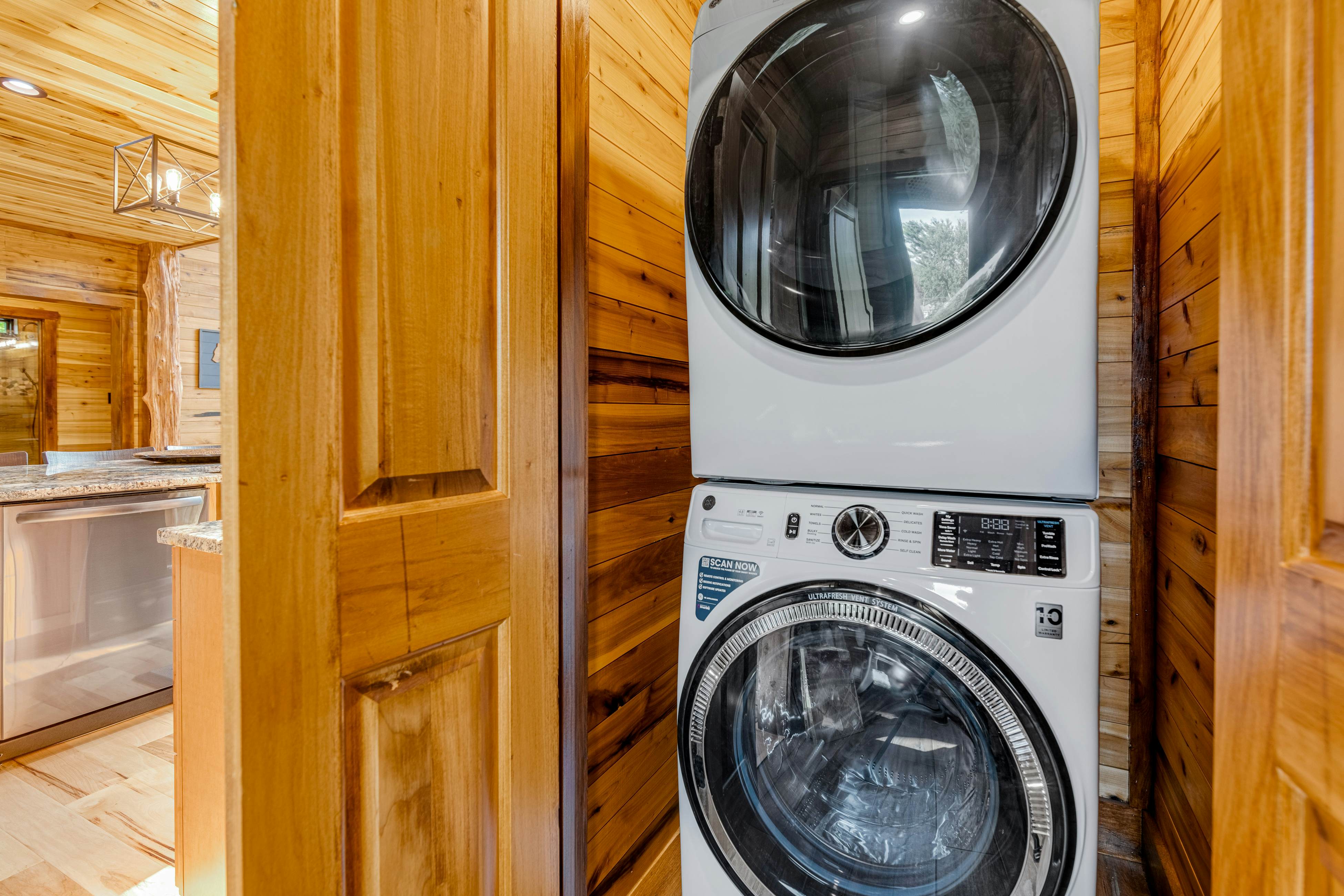 Highly Rated New Riverfront Cabin. Full of Windows, Hot Tub, Pool Table, Sleeps 12