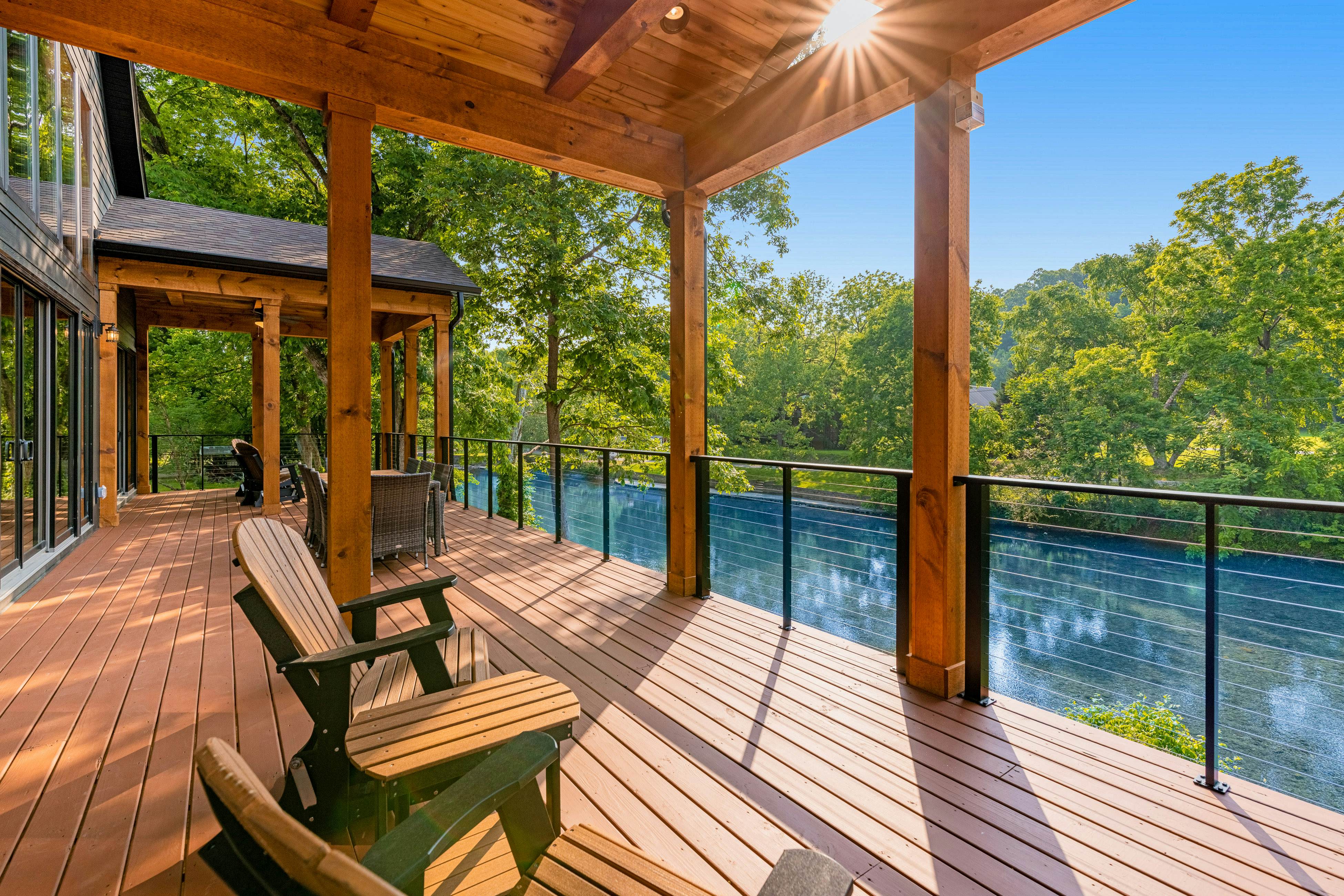 Highly Rated New Riverfront Cabin. Full of Windows, Hot Tub, Pool Table, Sleeps 12