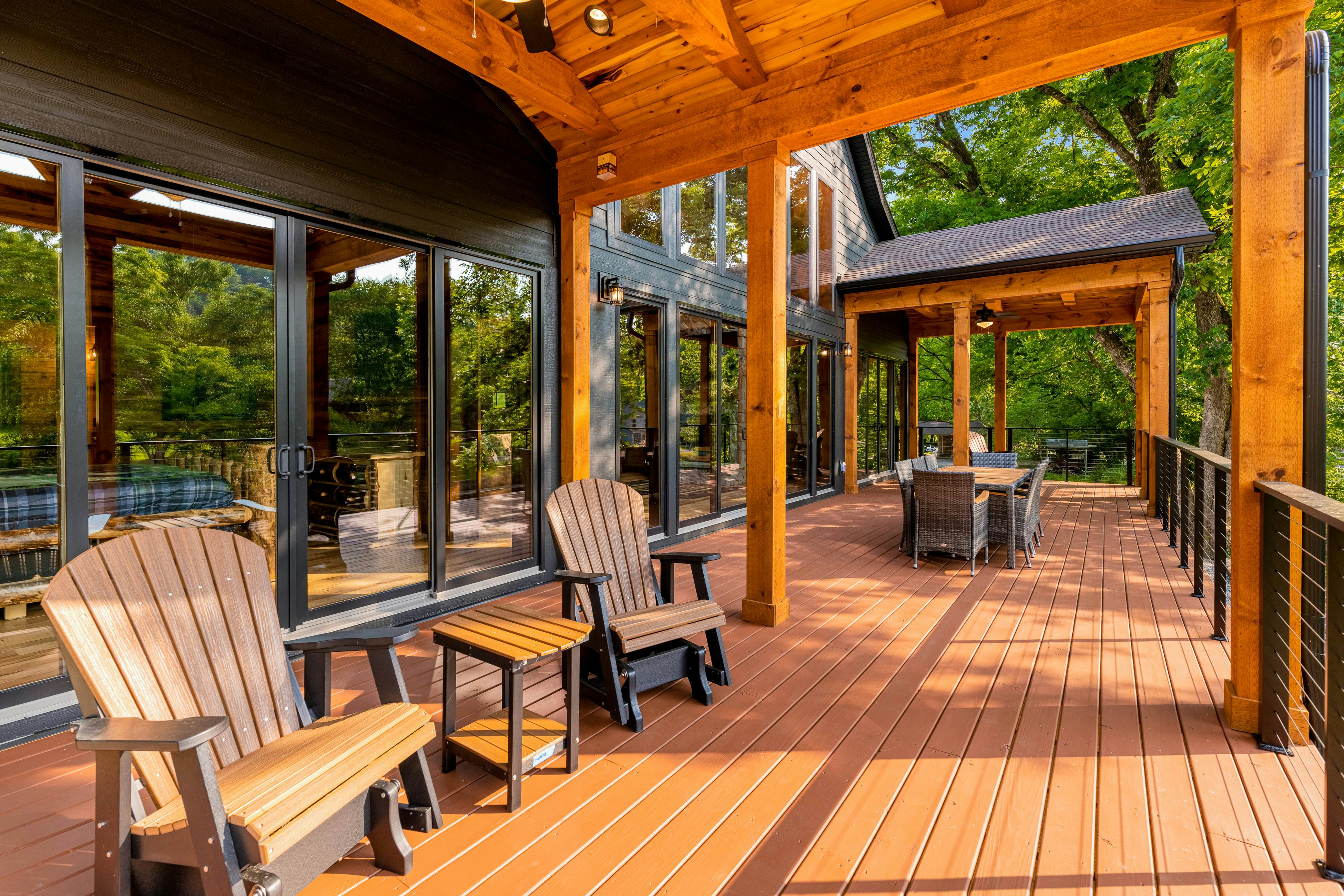 Highly Rated New Riverfront Cabin. Full of Windows, Hot Tub, Pool Table, Sleeps 12