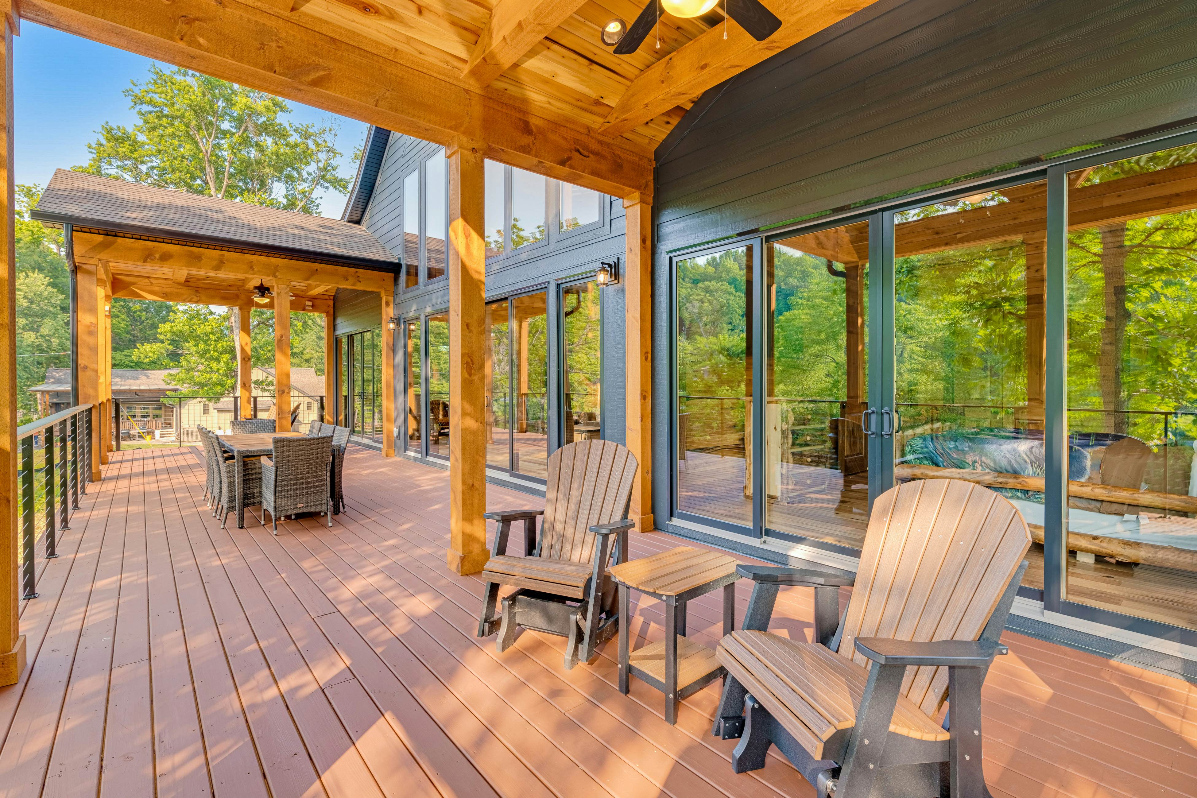 Highly Rated New Riverfront Cabin. Full of Windows, Hot Tub, Pool Table, Sleeps 12