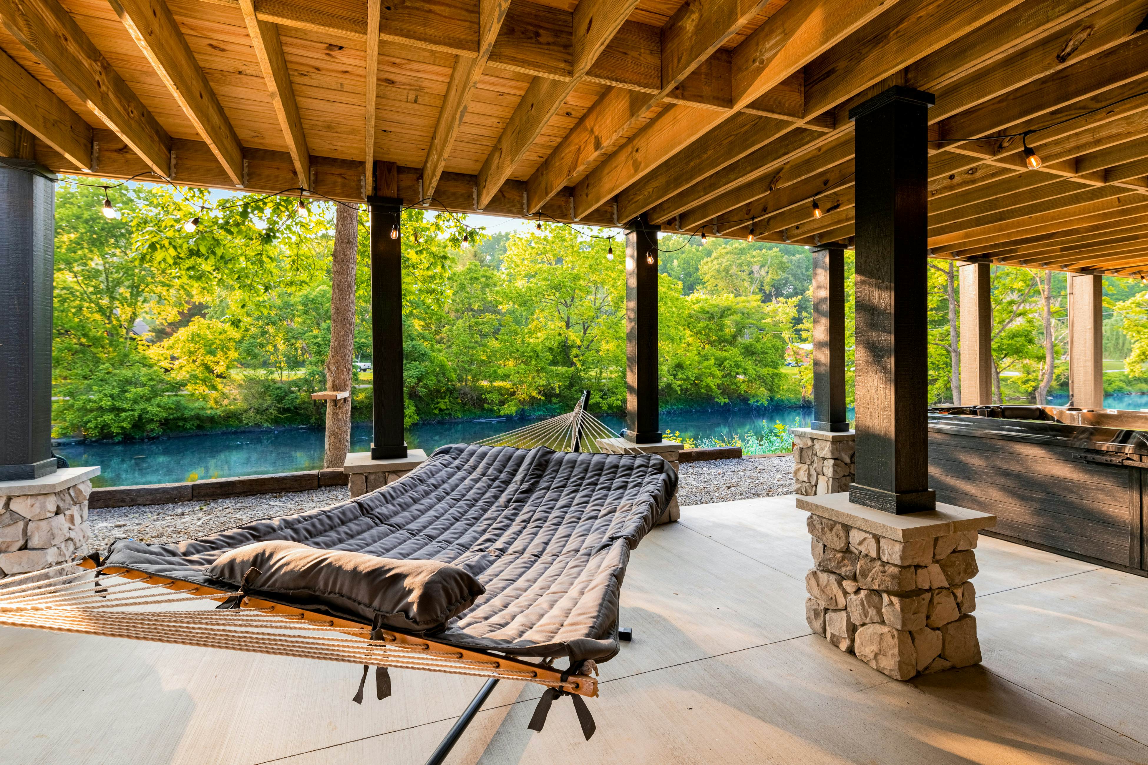 Highly Rated New Riverfront Cabin. Full of Windows, Hot Tub, Pool Table, Sleeps 12