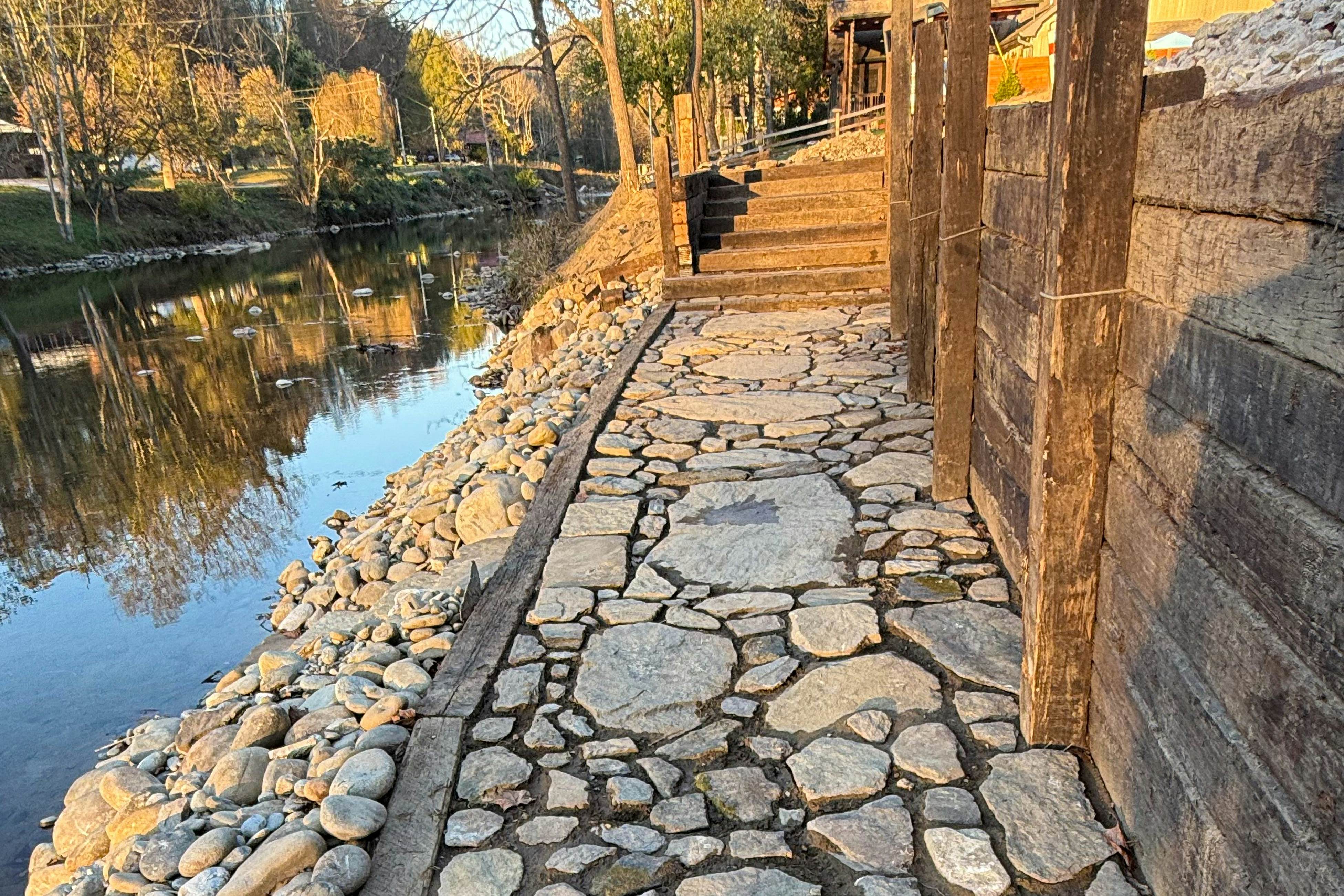 Highly Rated New Riverfront Cabin. Full of Windows, Hot Tub, Pool Table, Sleeps 12