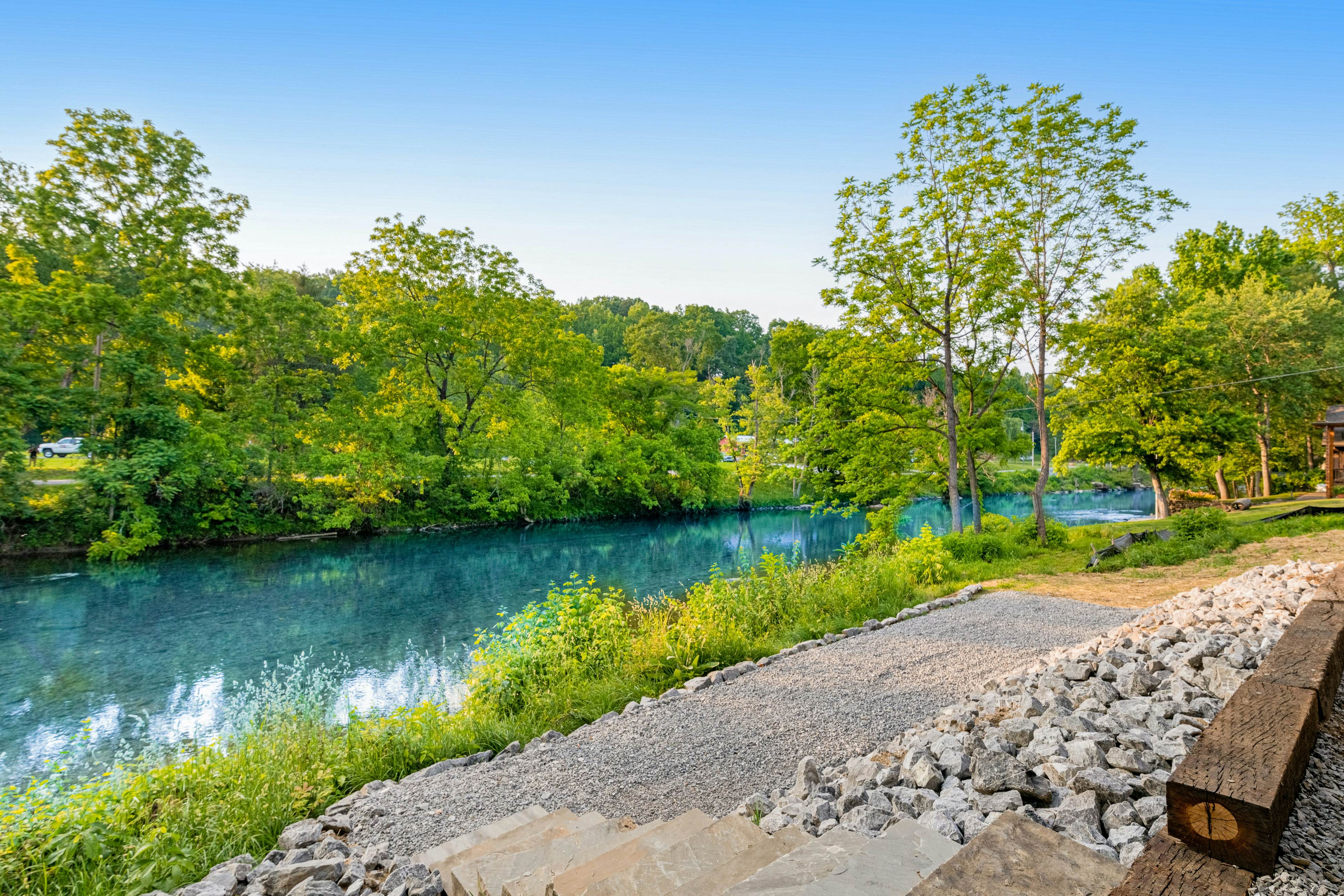 Highly Rated New Riverfront Cabin. Full of Windows, Hot Tub, Pool Table, Sleeps 12