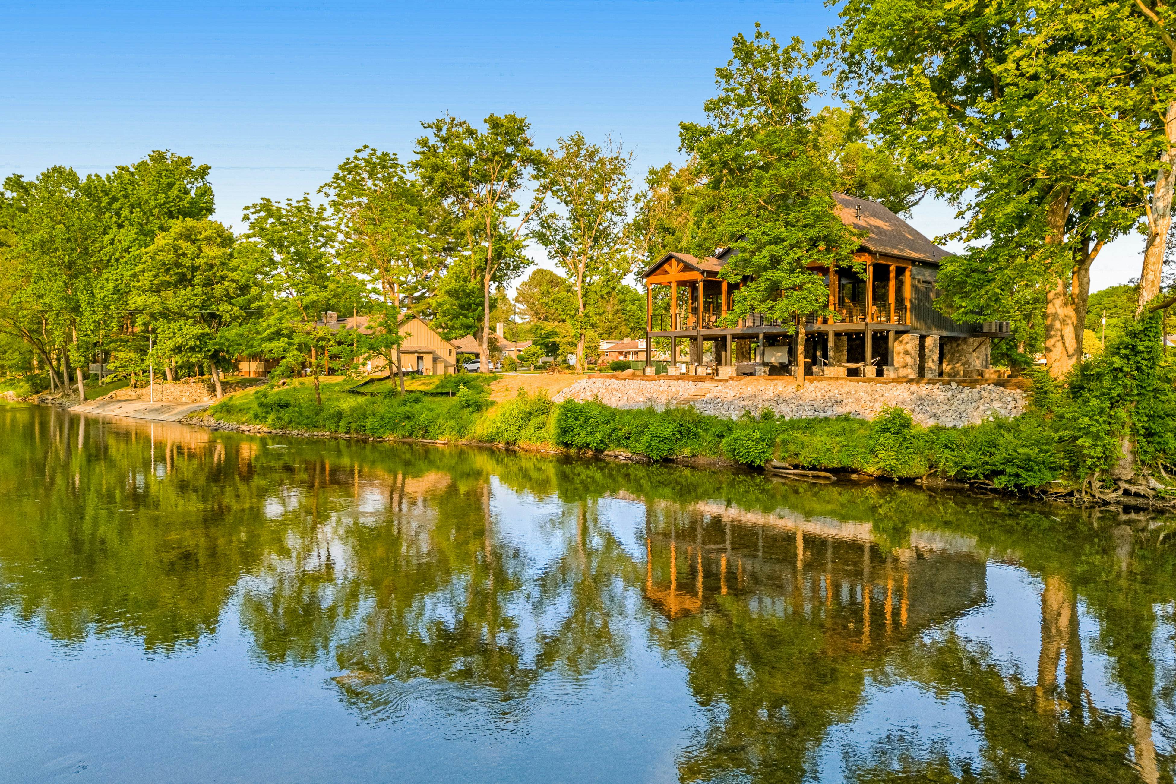 Highly Rated New Riverfront Cabin. Full of Windows, Hot Tub, Pool Table, Sleeps 12