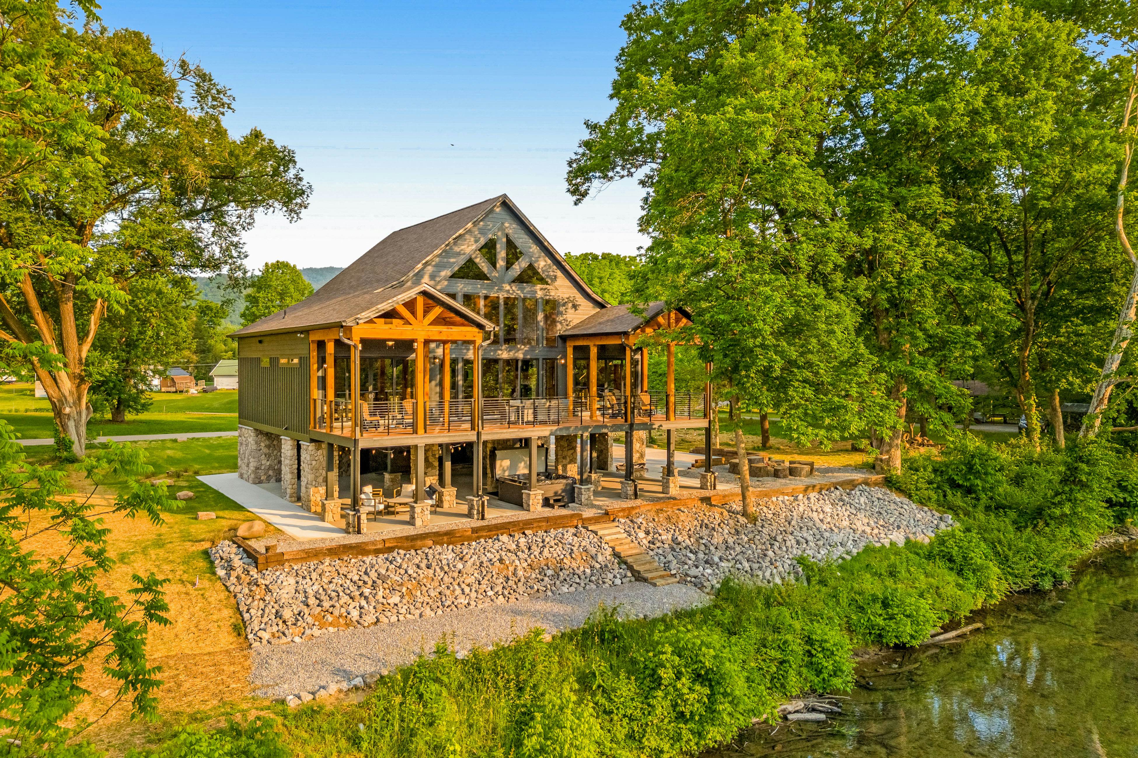 Highly Rated New Riverfront Cabin. Full of Windows, Hot Tub, Pool Table, Sleeps 12