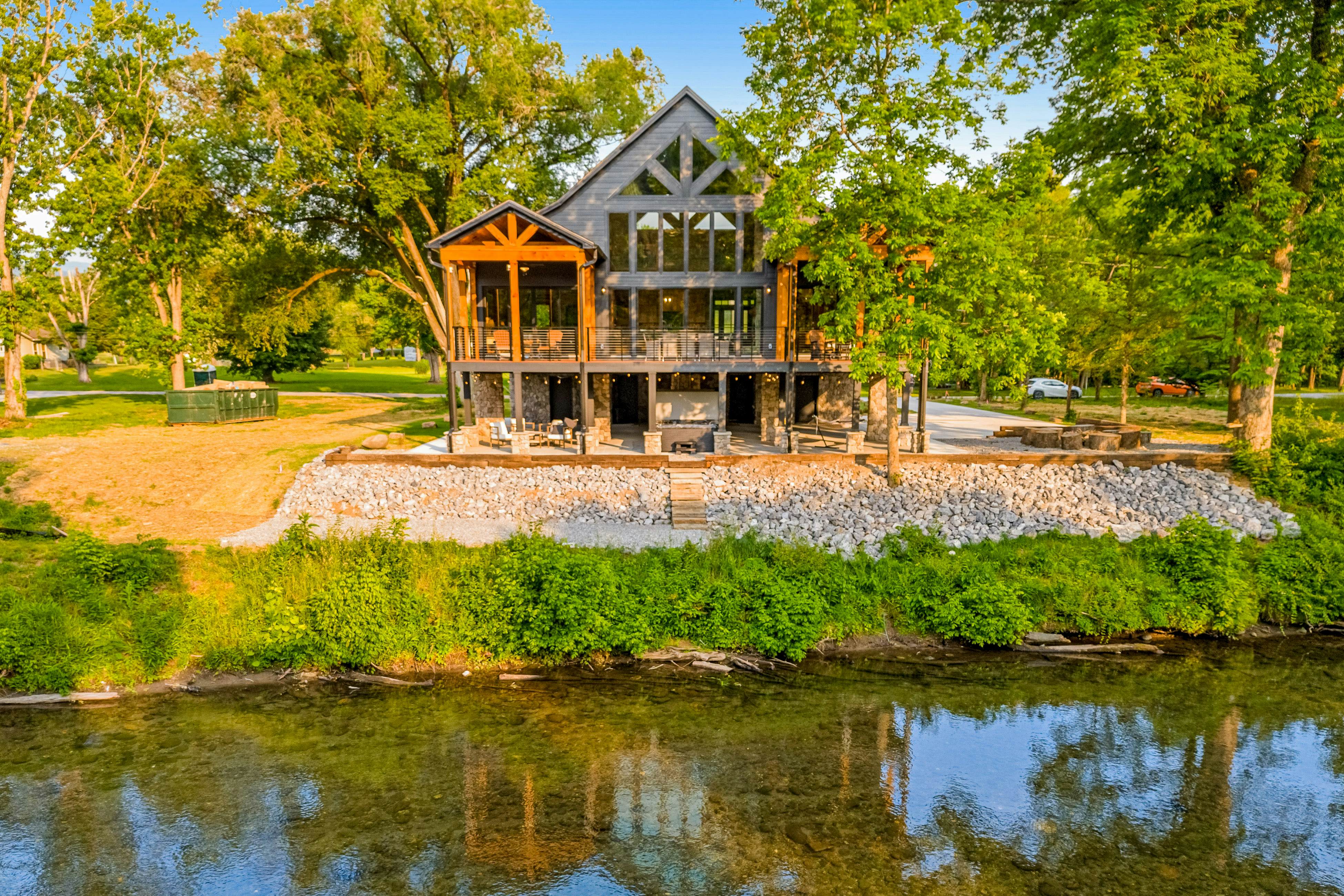 Highly Rated New Riverfront Cabin. Full of Windows, Hot Tub, Pool Table, Sleeps 12