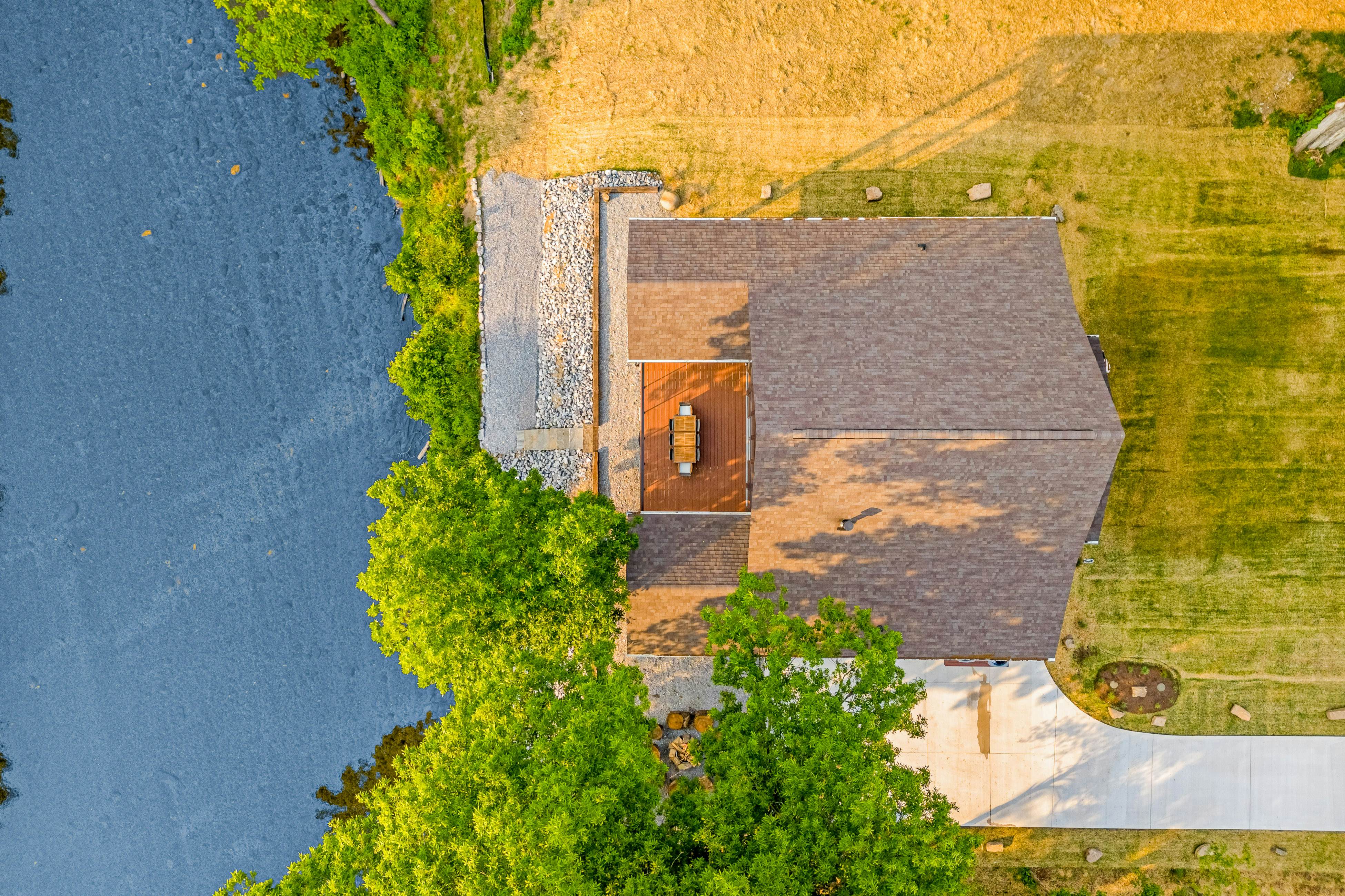 Highly Rated New Riverfront Cabin. Full of Windows, Hot Tub, Pool Table, Sleeps 12