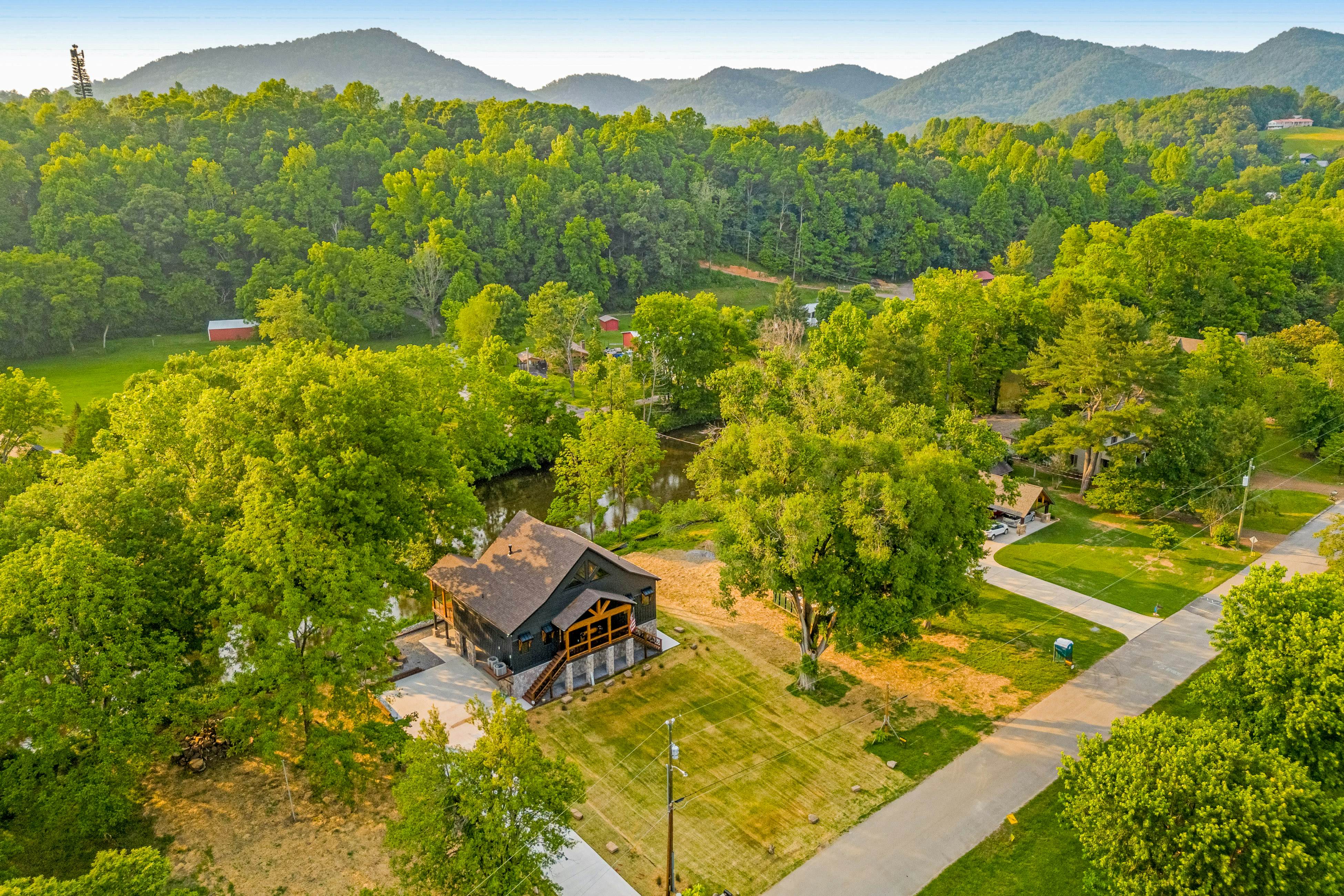 Highly Rated New Riverfront Cabin. Full of Windows, Hot Tub, Pool Table, Sleeps 12