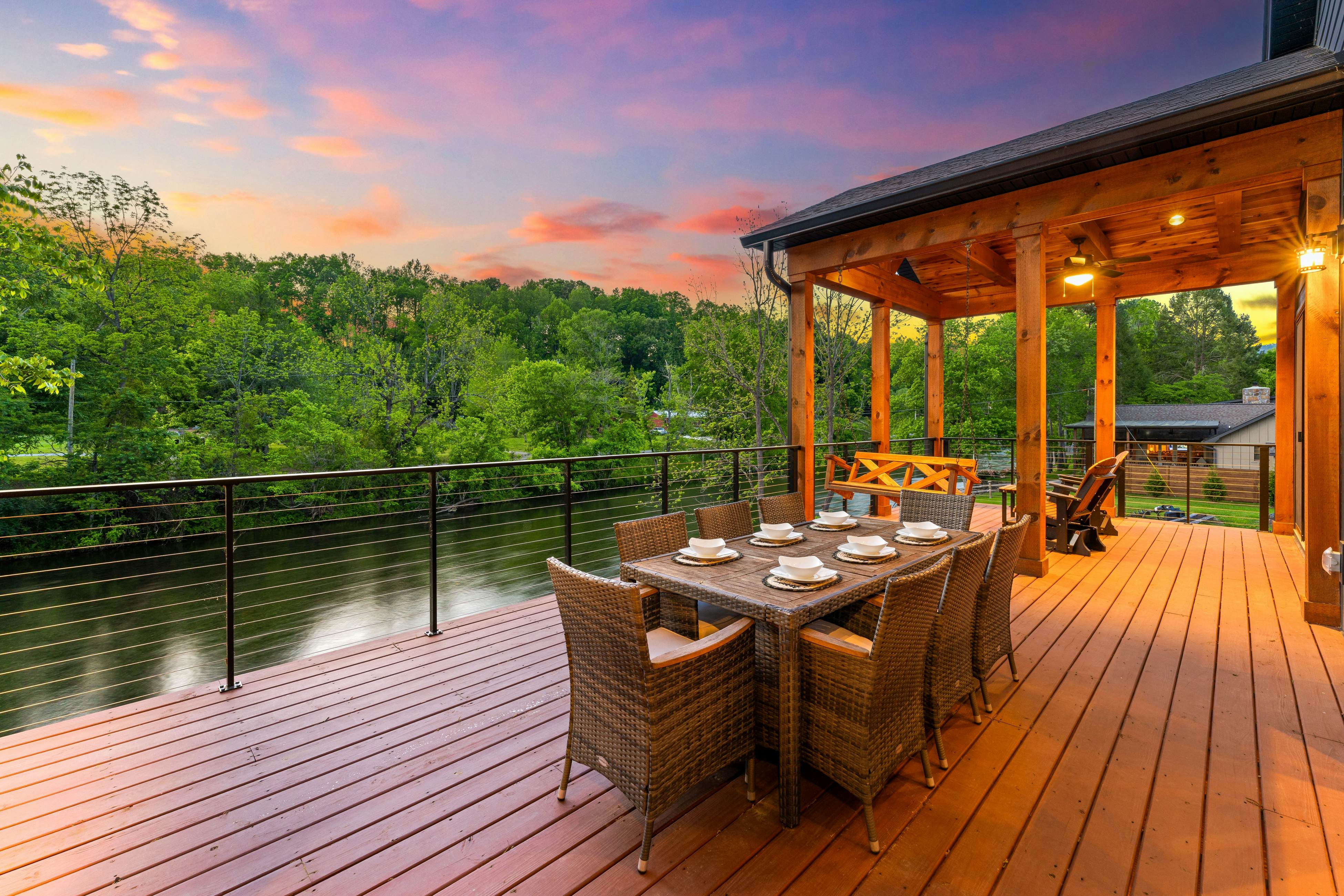 Highly Rated New Riverfront Cabin. Full of Windows, Hot Tub, Pool Table, Sleeps 12