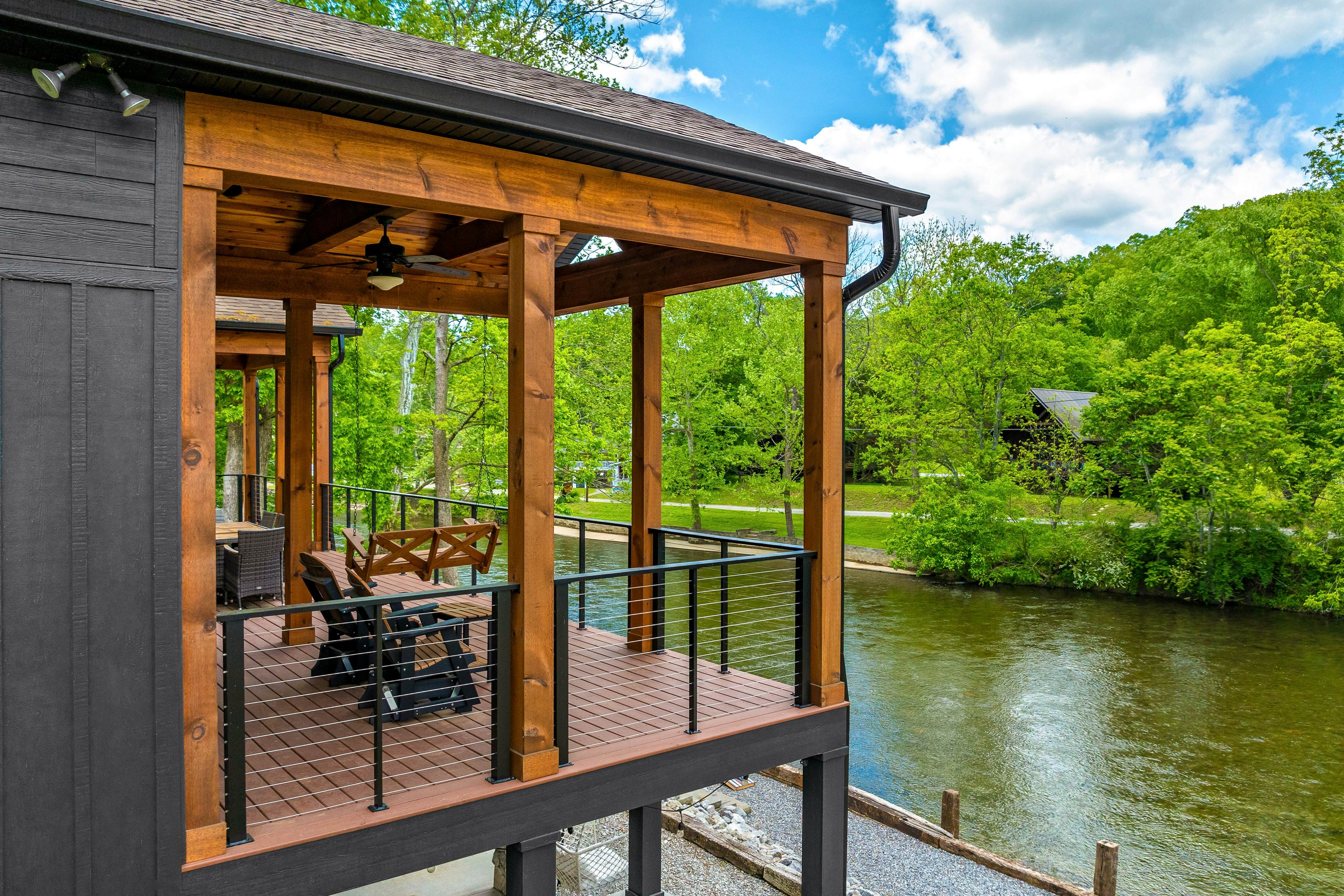 Highly Rated New Riverfront Cabin. Full of Windows, Hot Tub, Pool Table, Sleeps 12