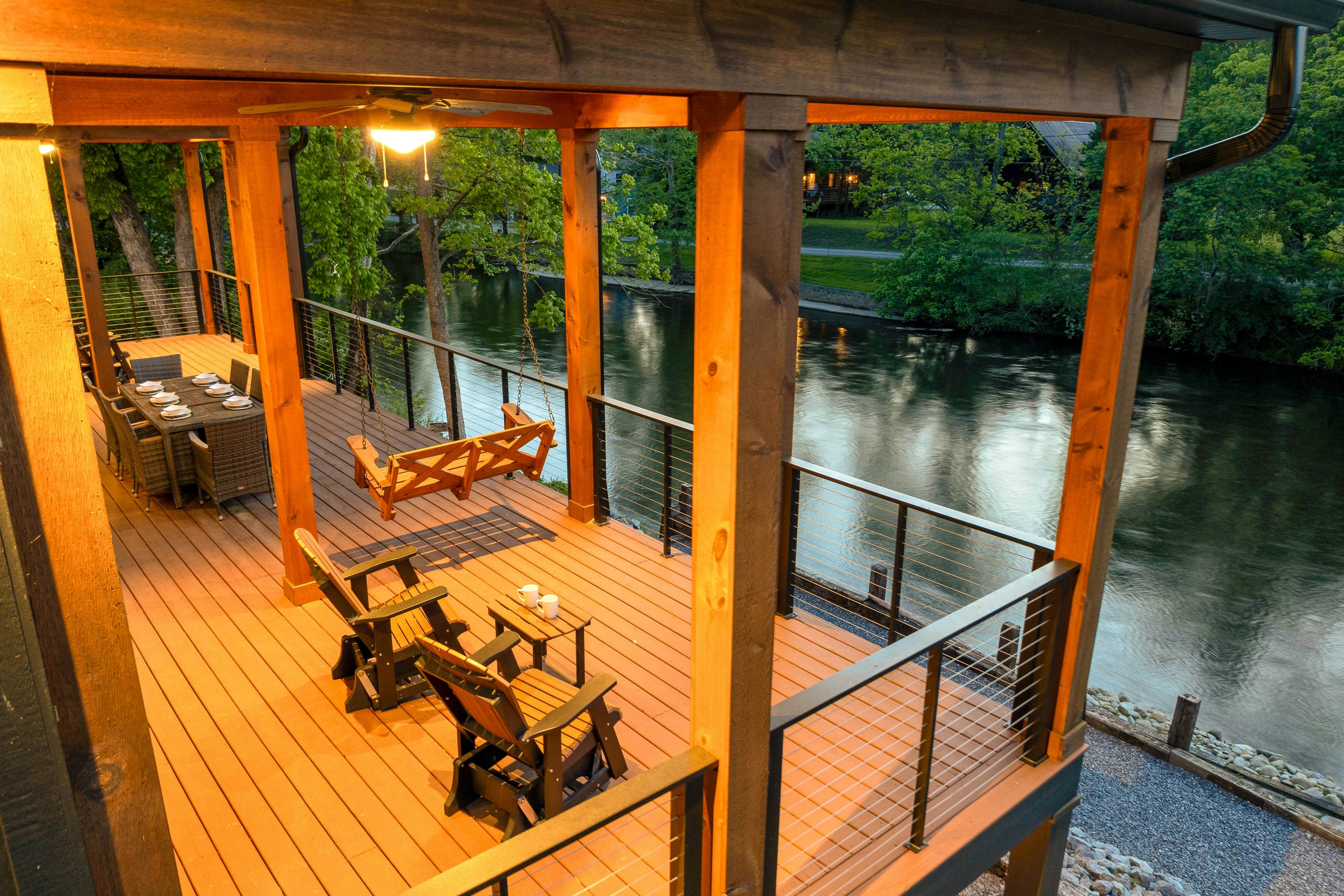 Highly Rated New Riverfront Cabin. Full of Windows, Hot Tub, Pool Table, Sleeps 12