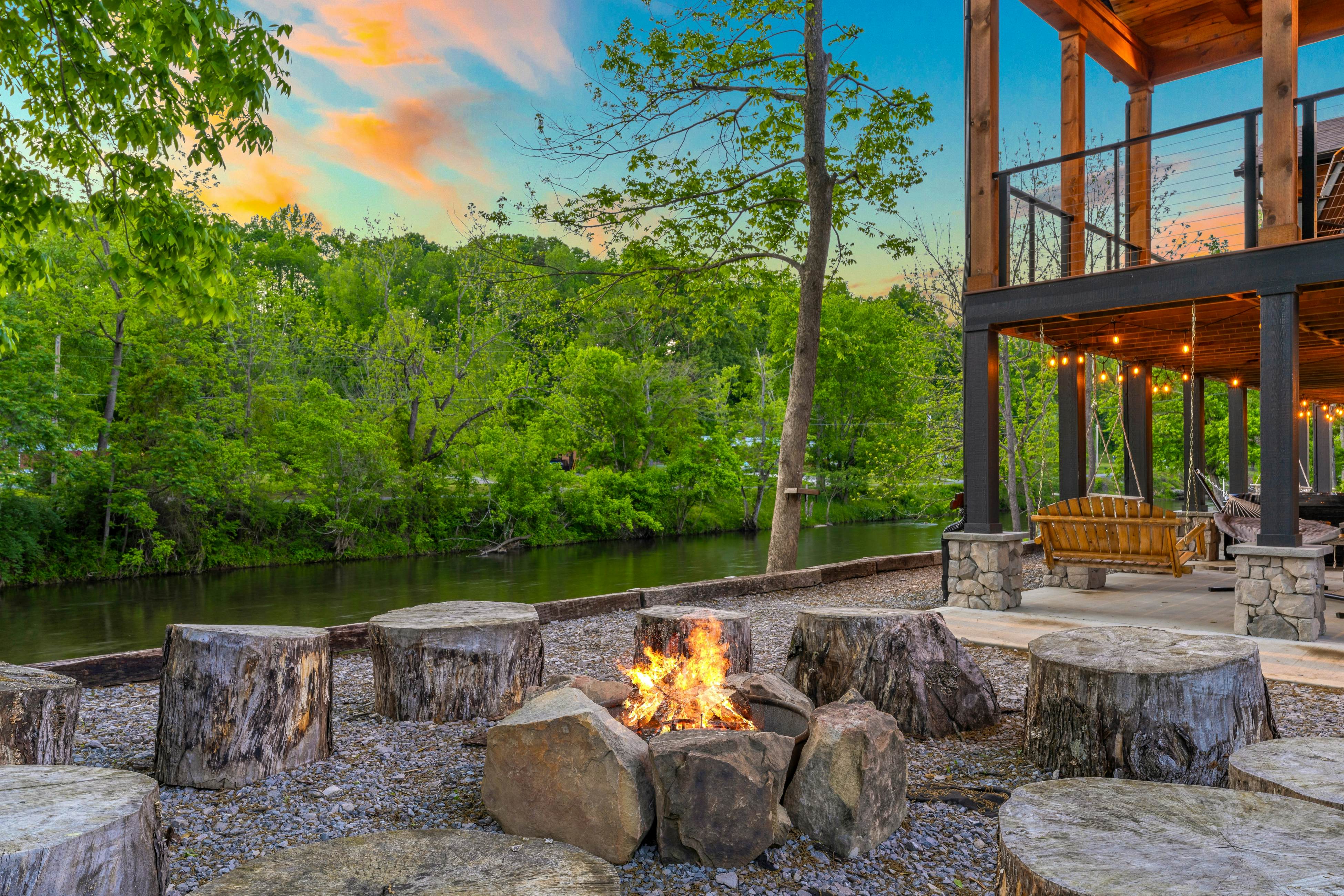 Highly Rated New Riverfront Cabin. Full of Windows, Hot Tub, Pool Table, Sleeps 12