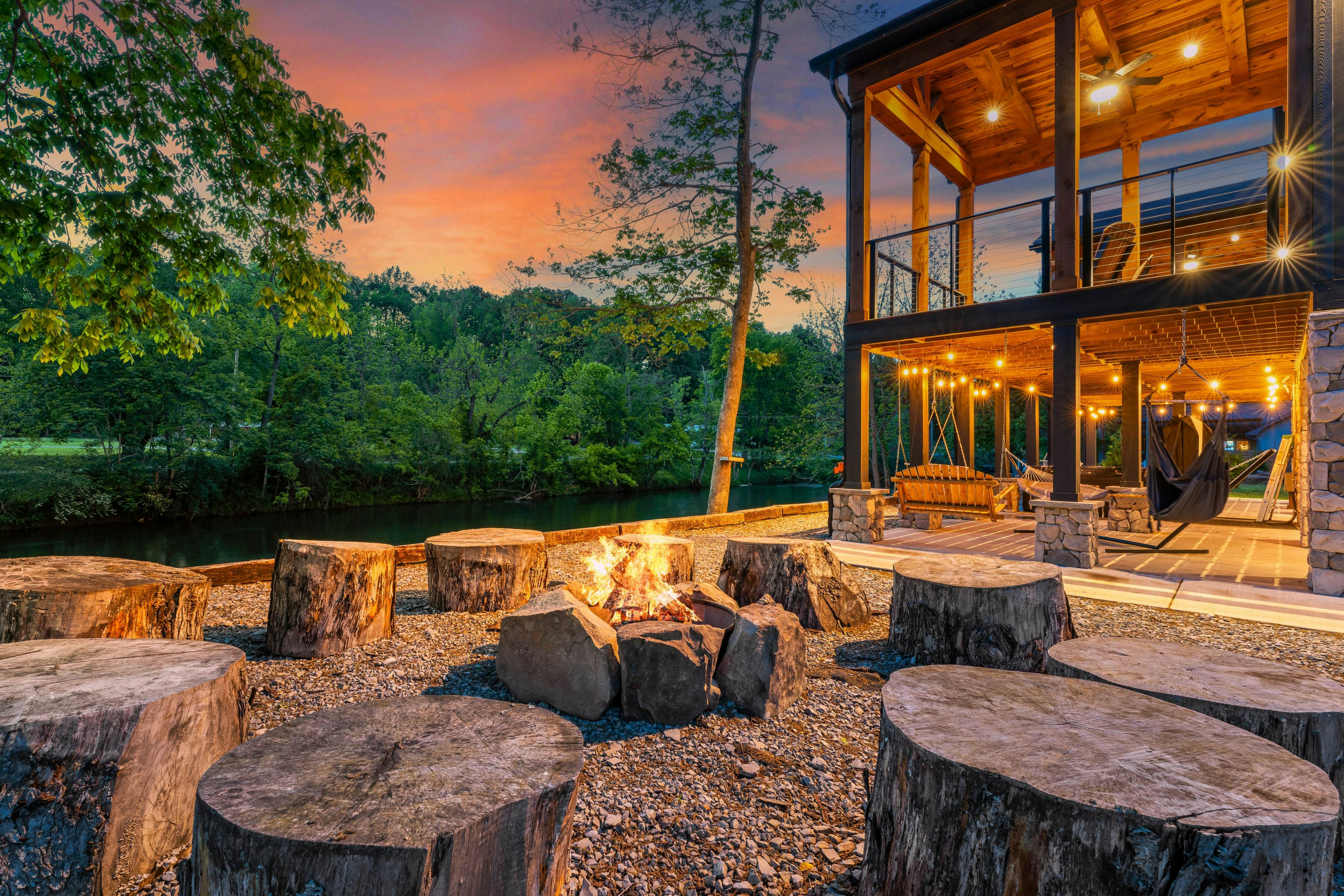 Highly Rated New Riverfront Cabin. Full of Windows, Hot Tub, Pool Table, Sleeps 12