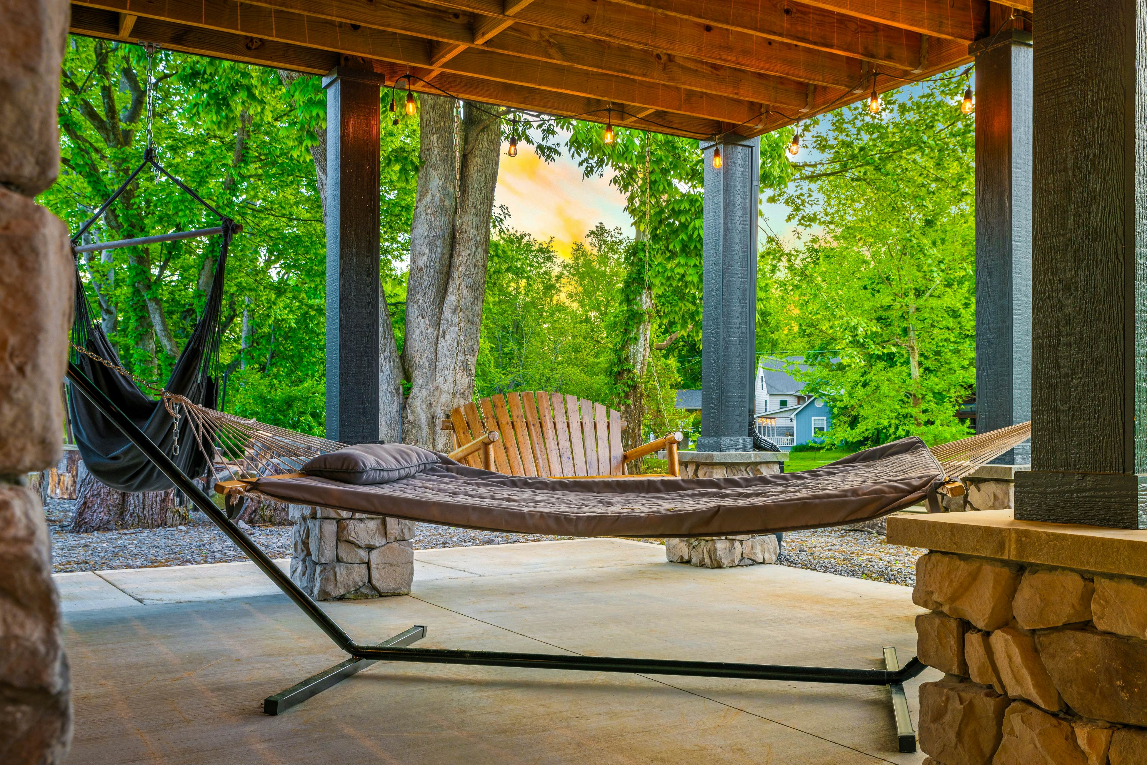 Highly Rated New Riverfront Cabin. Full of Windows, Hot Tub, Pool Table, Sleeps 12