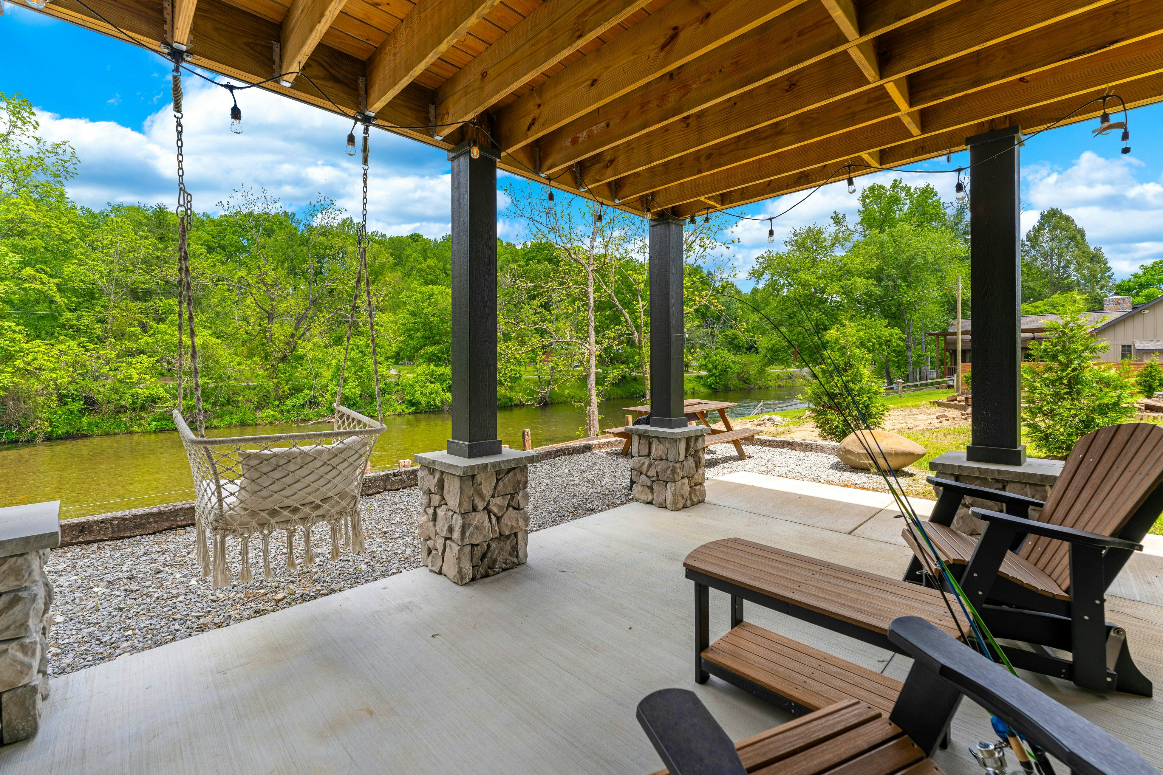 Highly Rated New Riverfront Cabin. Full of Windows, Hot Tub, Pool Table, Sleeps 12