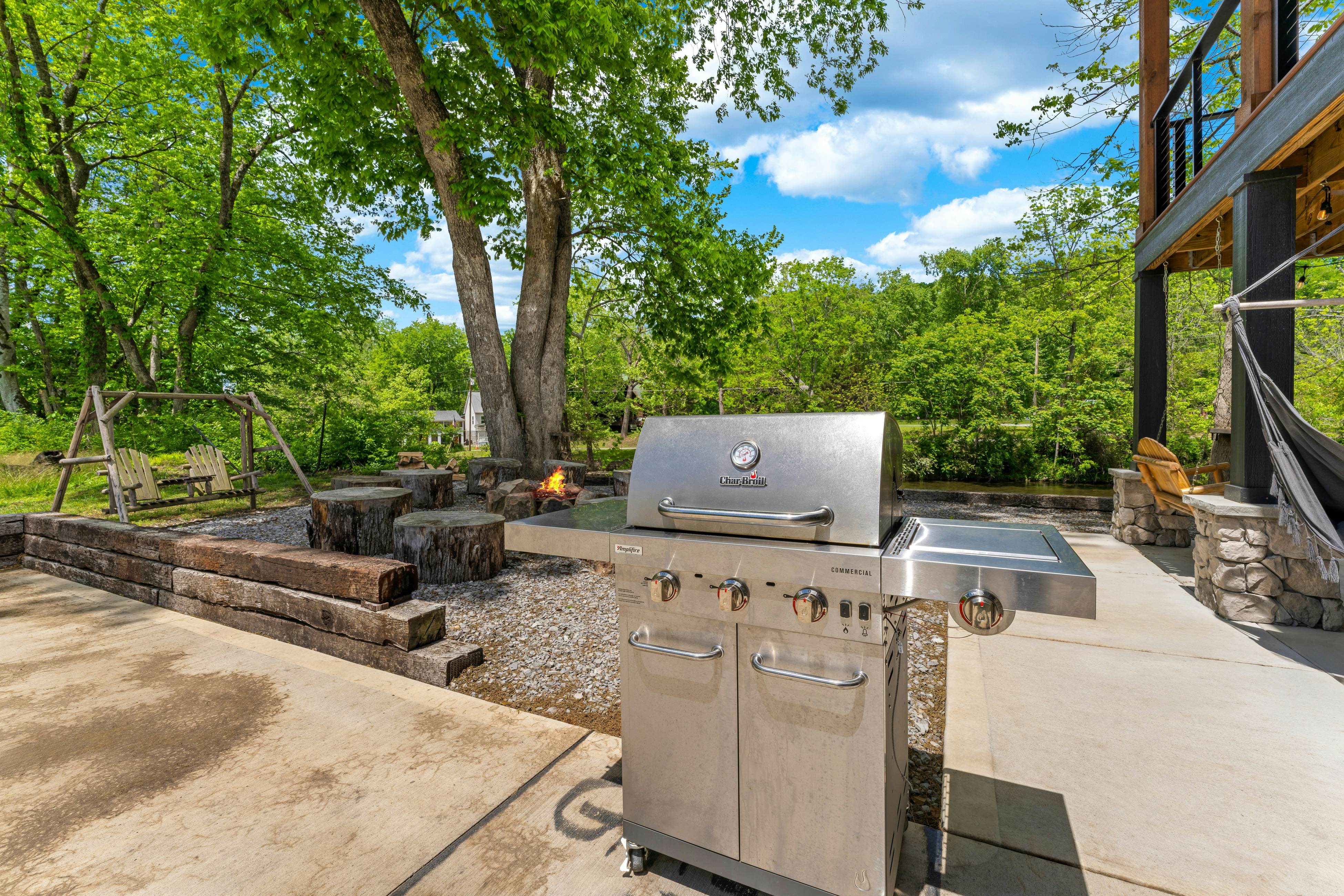 Highly Rated New Riverfront Cabin. Full of Windows, Hot Tub, Pool Table, Sleeps 12